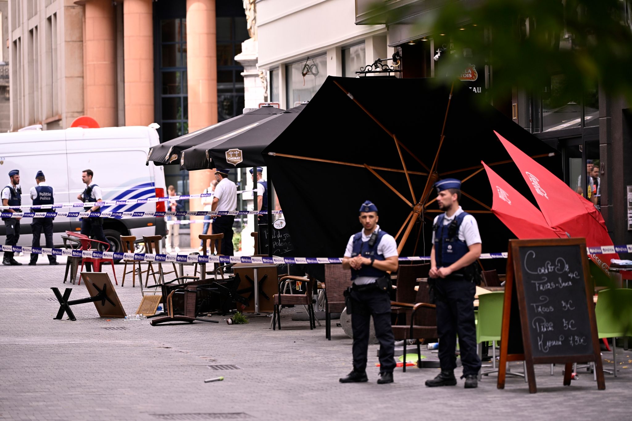 Terrorwarnstufe: Transporter rast in Restaurant-Tische!