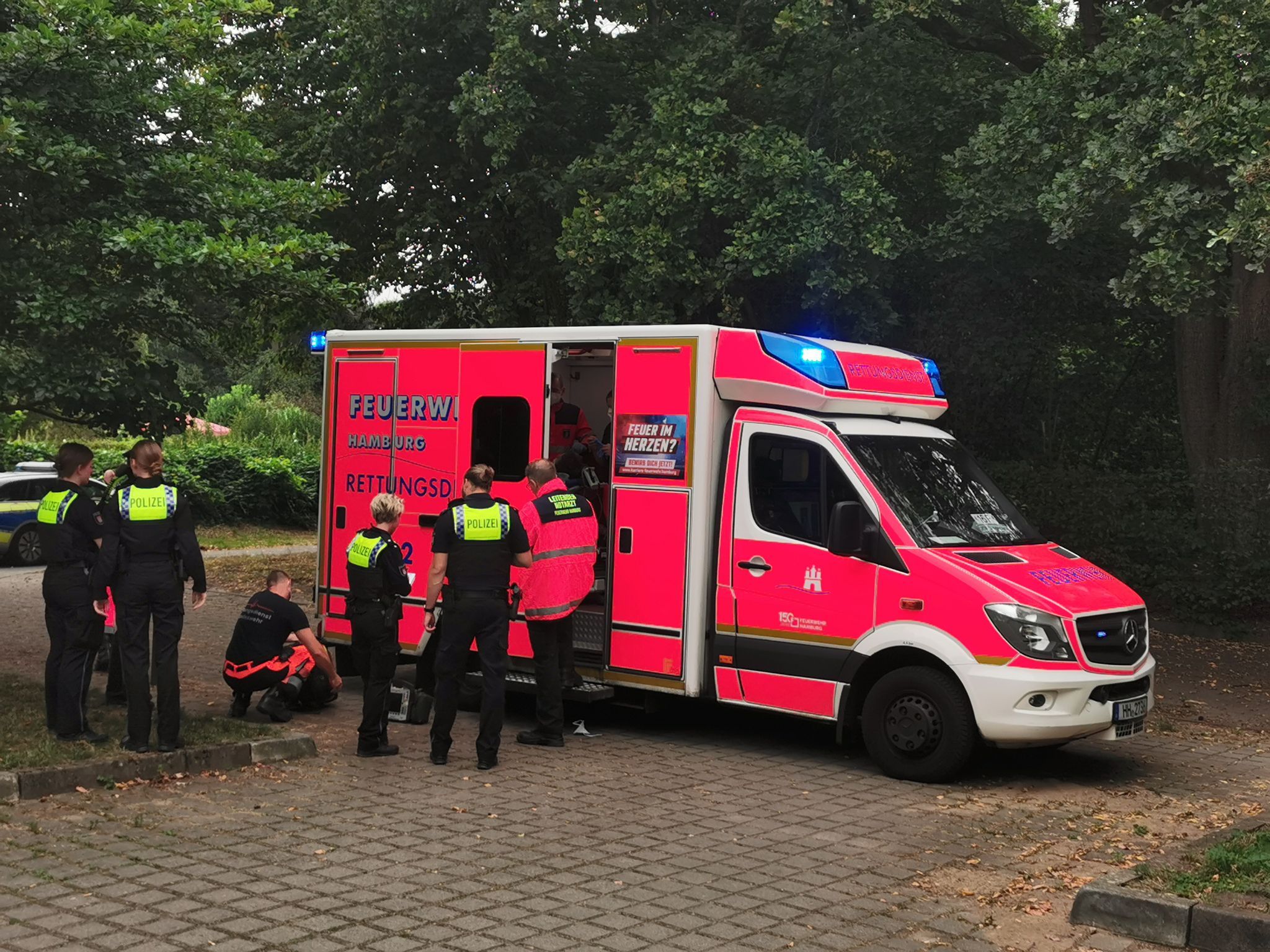 Rettungskräfte bringen Jugendliche aus Park in Krankenhaus