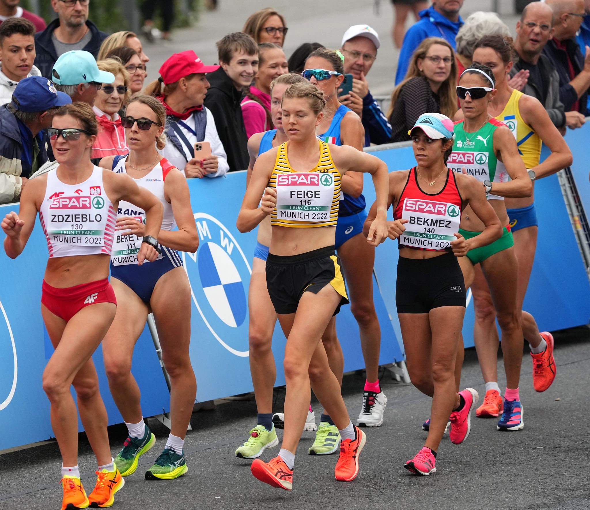 Geherin Feige jubelt über EM-Bronze im Münchner Regen
