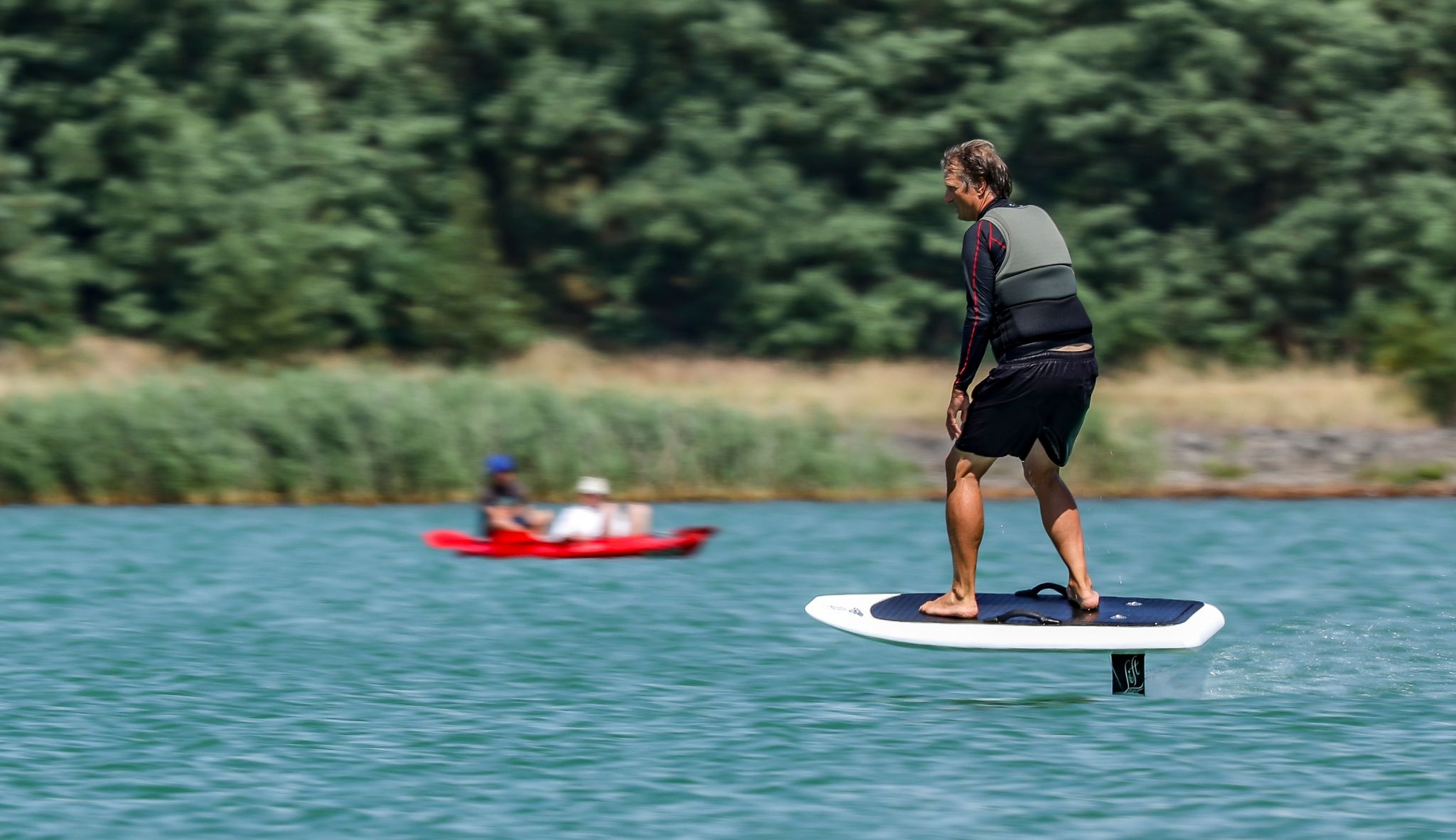Stehend auf Wasser fliegen – Was steckt hinter «eFoilen»?