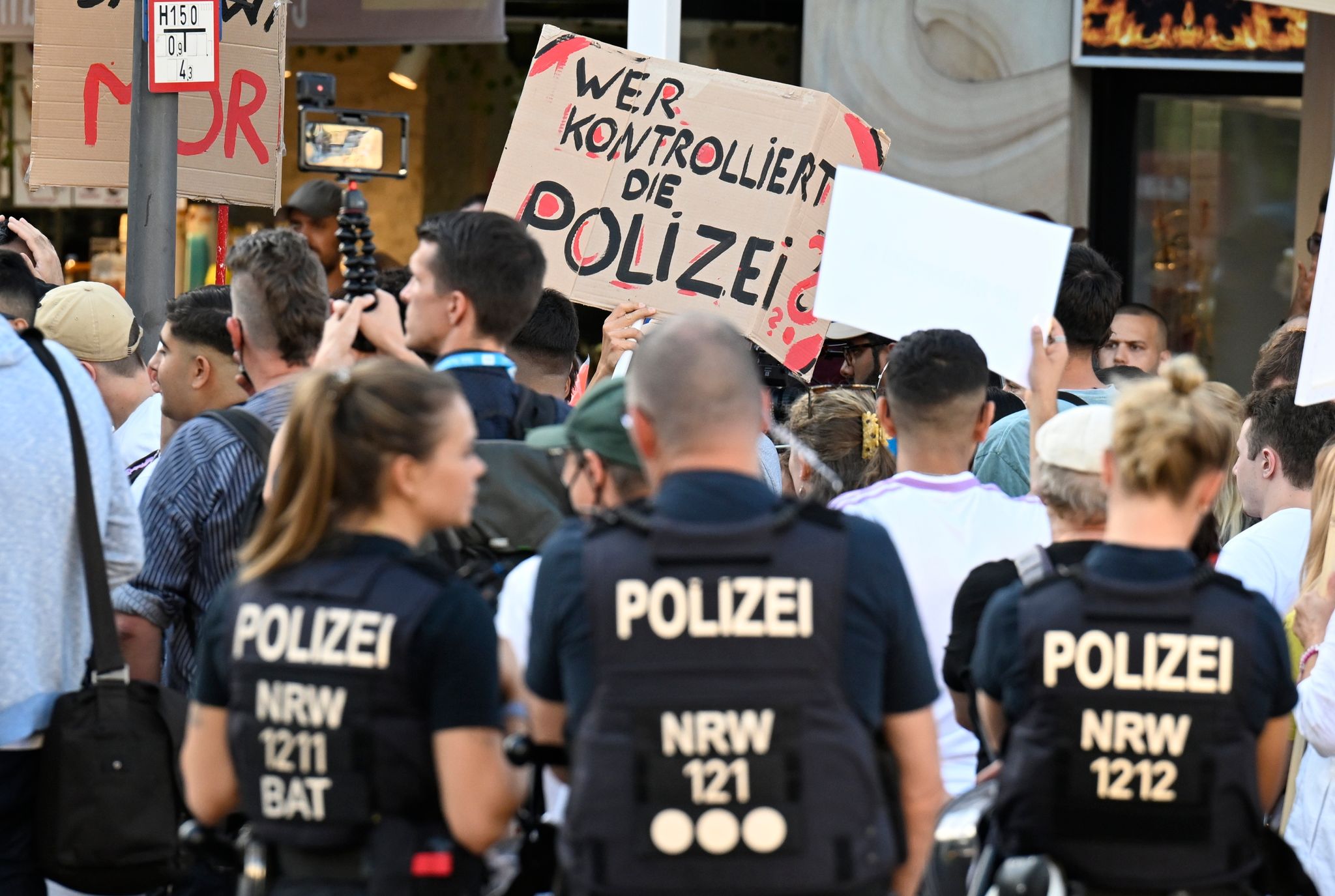 Trauer und Wut: Gedenken und Demo für getöteten Jugendlichen