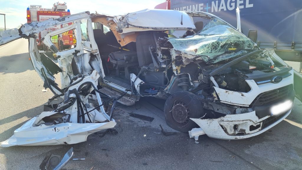 Schwerer Unfall auf Autobahn sorgt für Vollsperrung