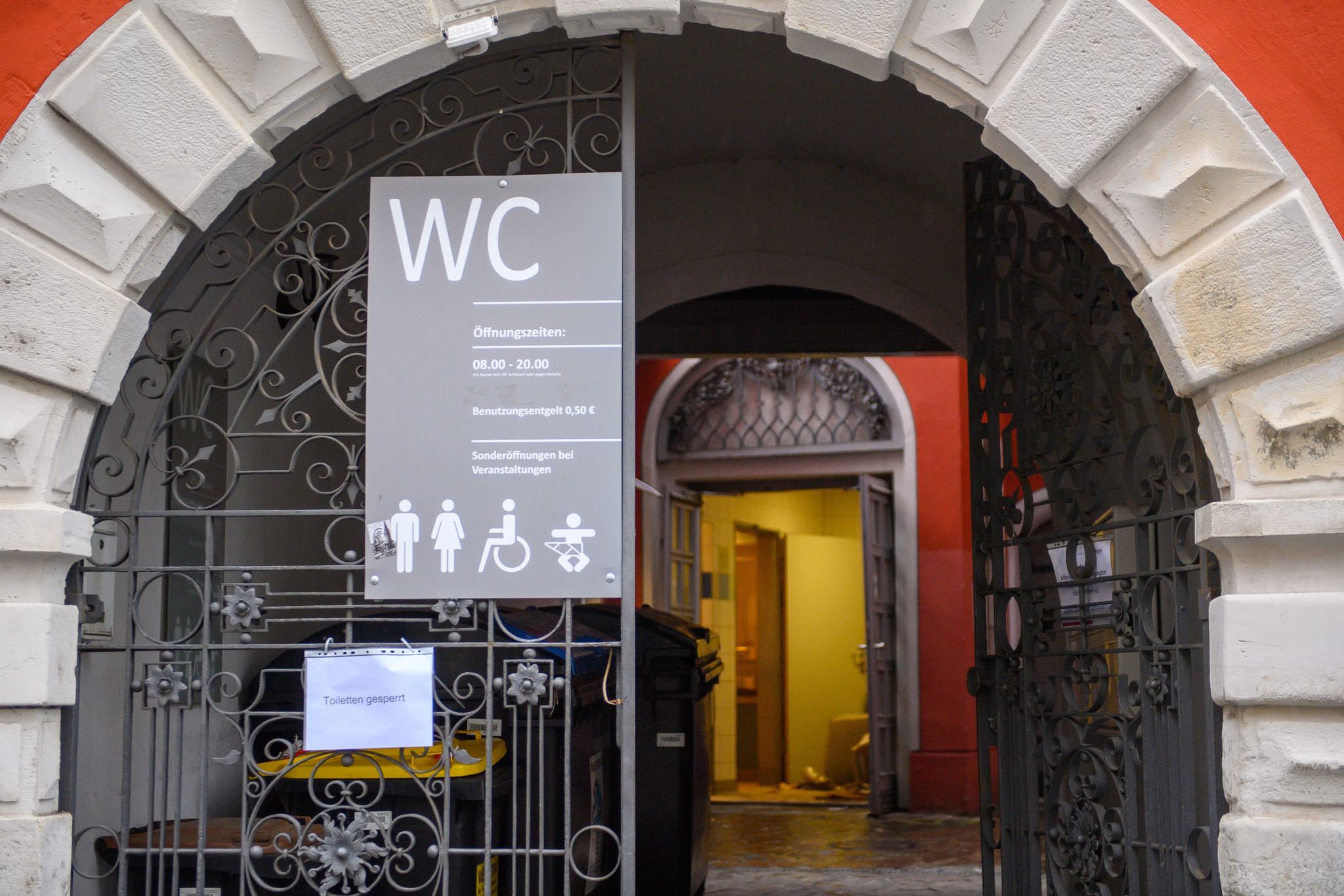 Explosion in Toilette durch Deo-Sprays? Verletzte in Halle