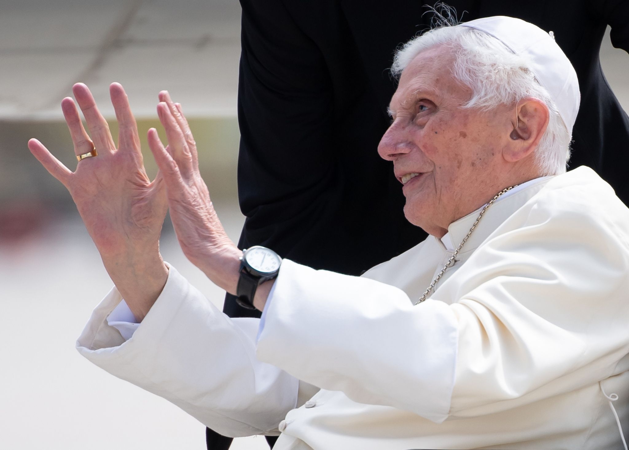 Missbrauchsopfer klagt – Stellungnahme von Ex-Papst erbeten