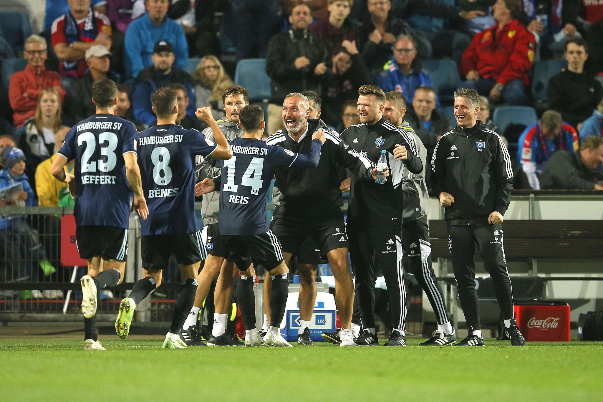 Zweitliga-Spitzenteams Paderborn und HSV souverän