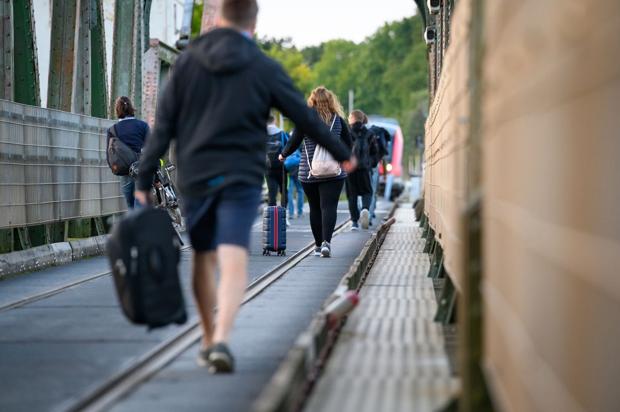 Schienenersatzverkehr mal anders: Zu Fuß statt mit dem Bus