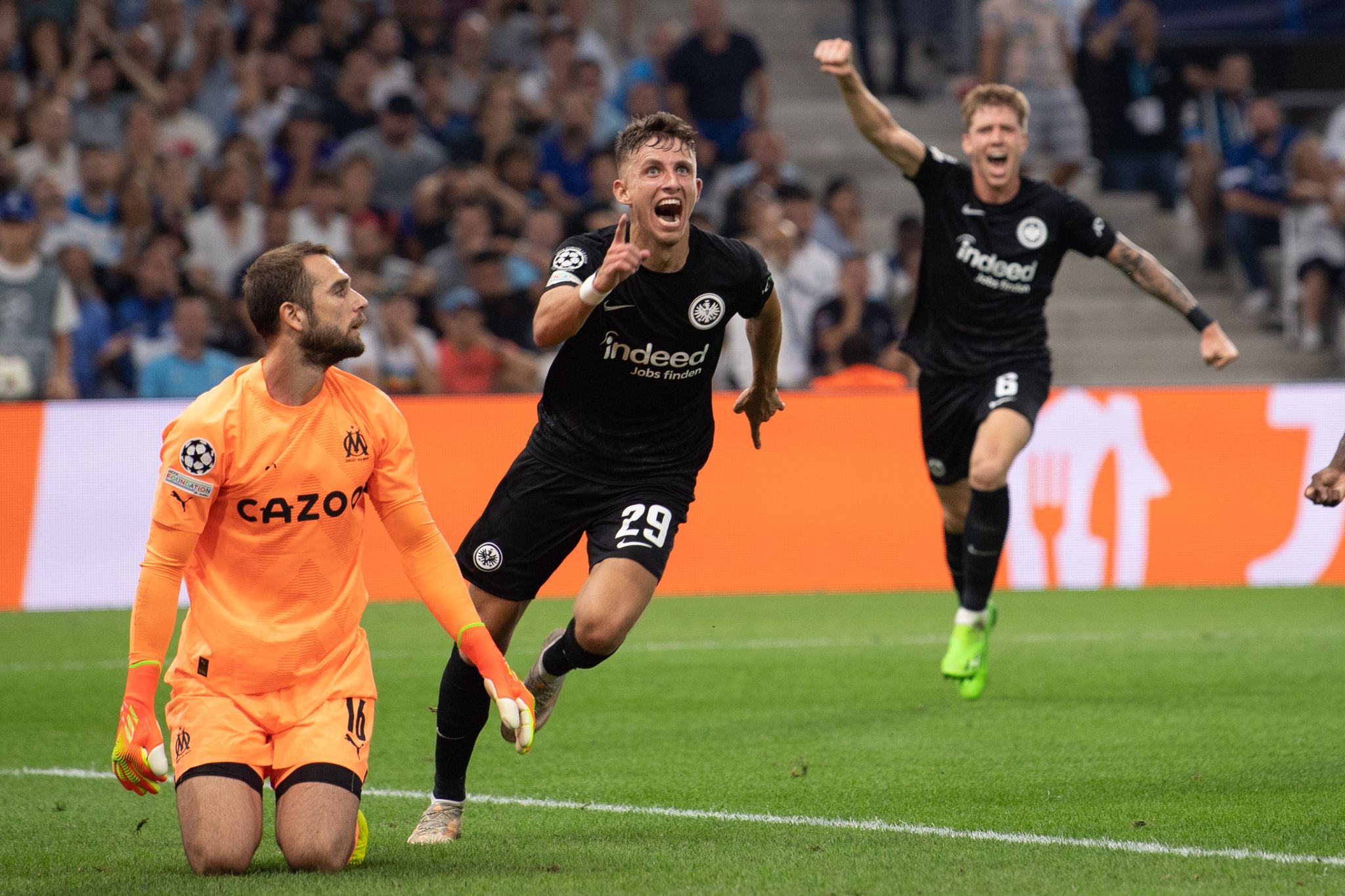 Pyro und Böller: Eintracht gewinnt in hitziger Atmosphäre