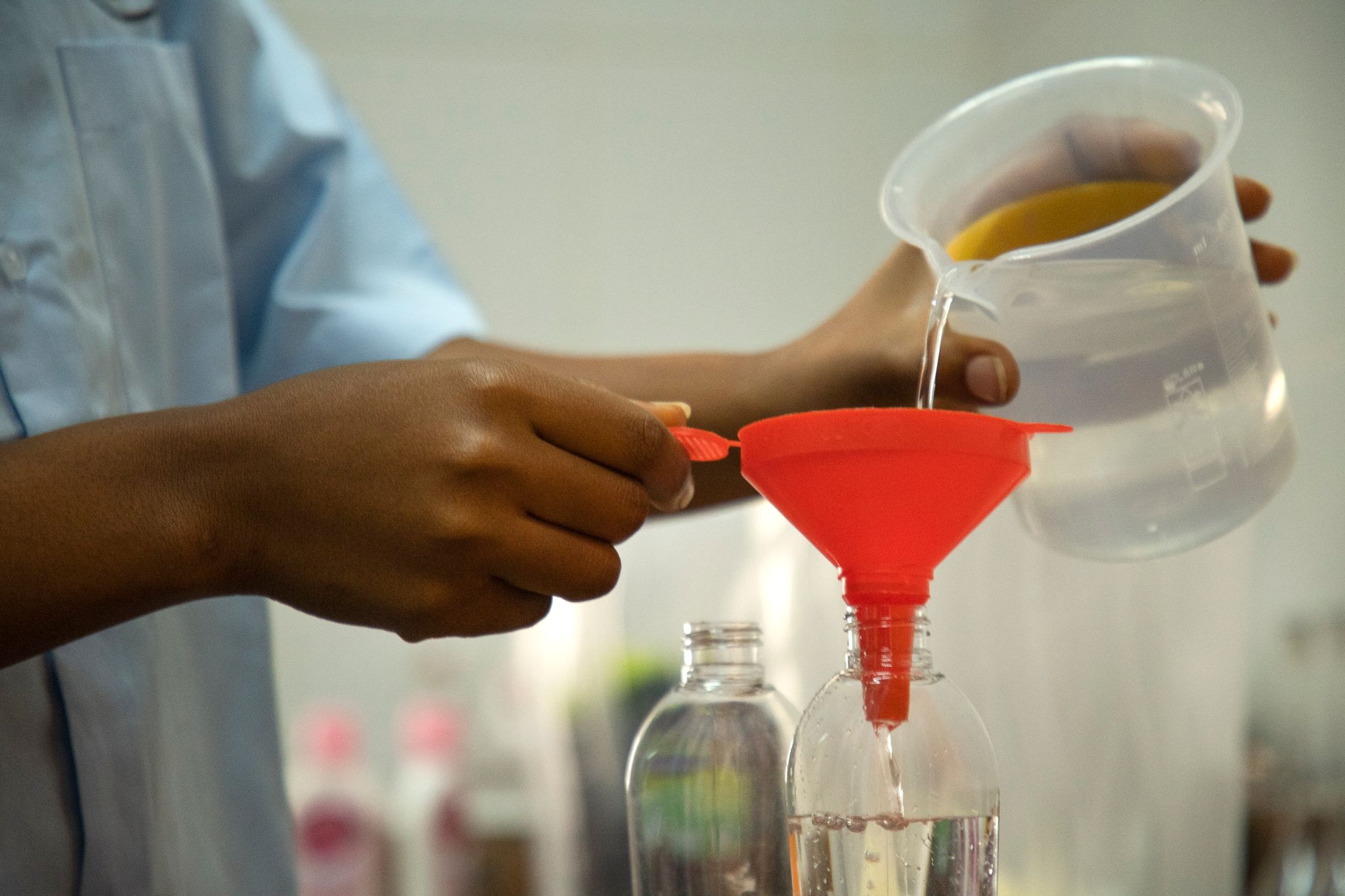 Frau aus Uganda entwickelt Mückencreme aus saurer Milch