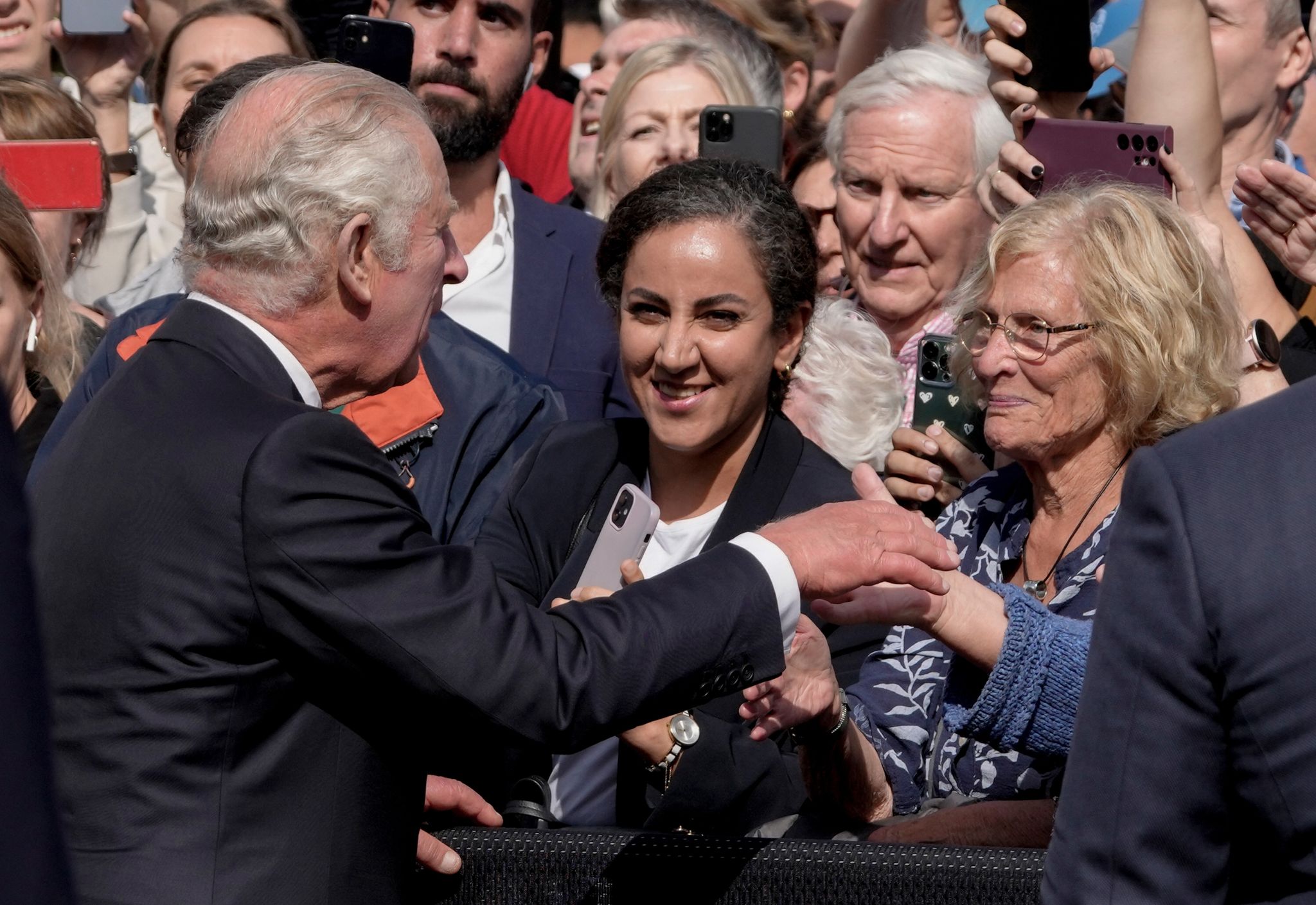 König Charles und Camilla begrüßen das Volk