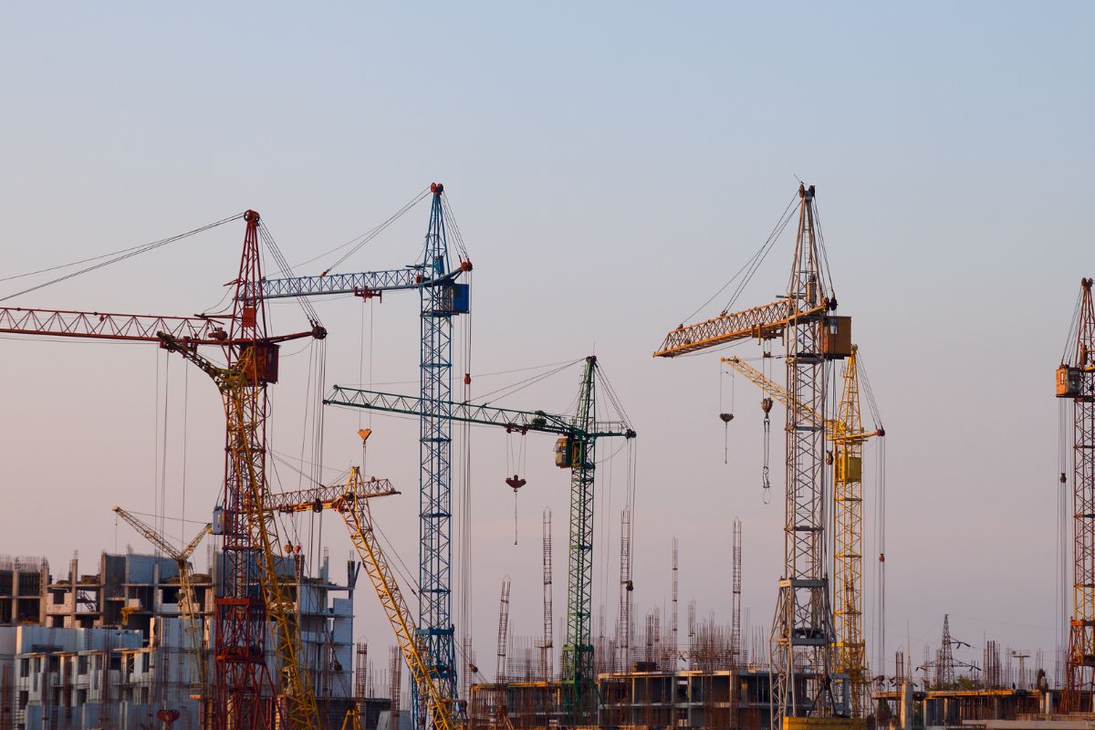 Baustellen-Kran stürzt in Wohnviertel – viele Tote und Verletzte