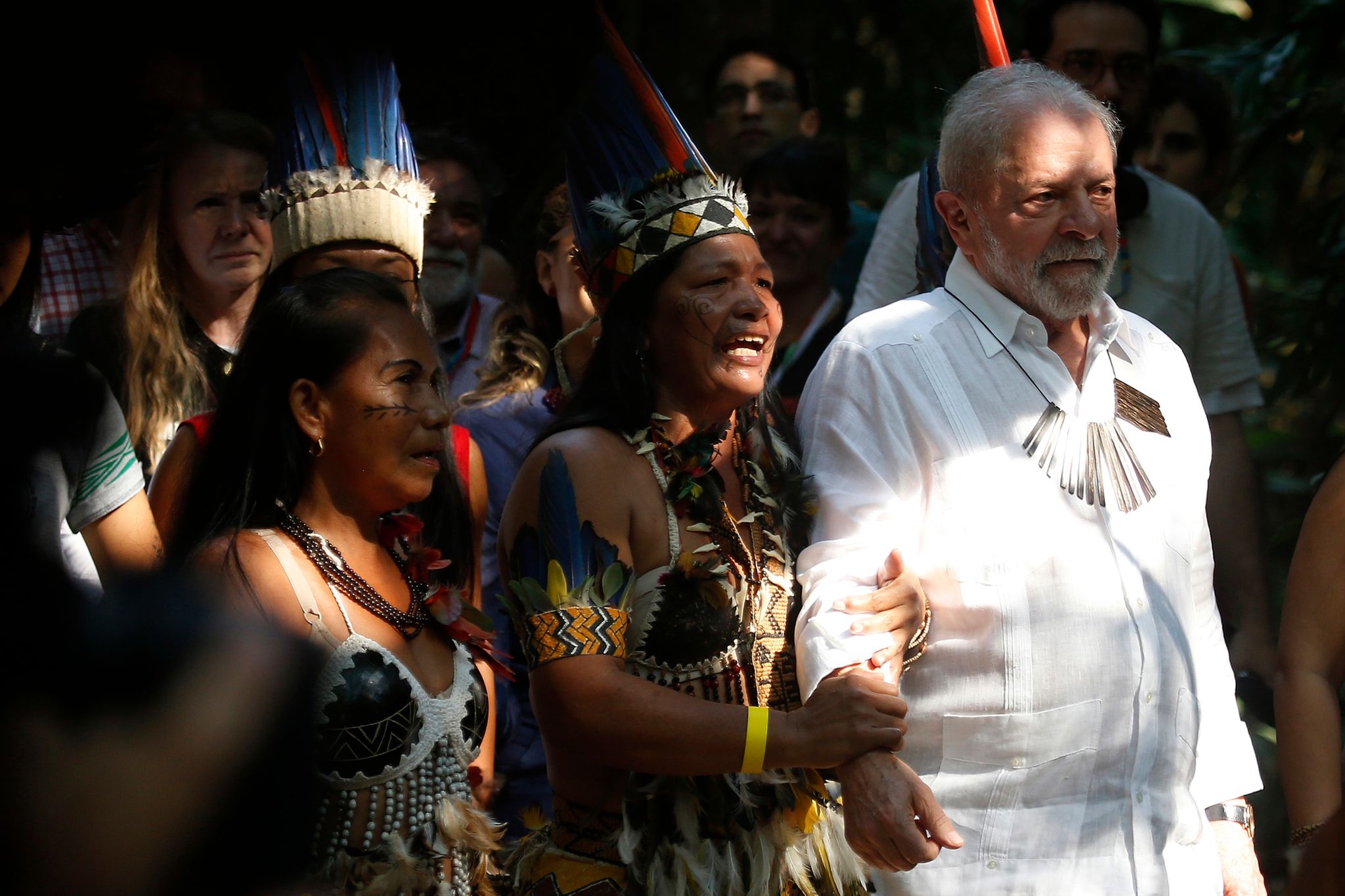 Brasiliens Ex-Präsident Lula tanzt mit Indigenen