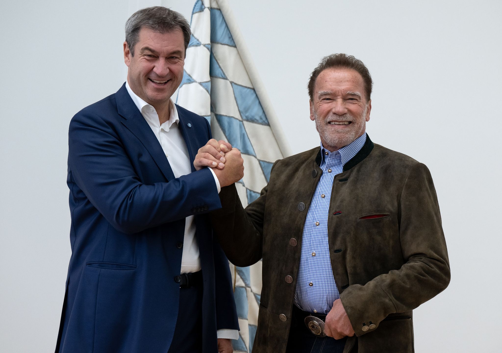 Ein ratloser Schwarzenegger beim «Terminator»-Fan Söder