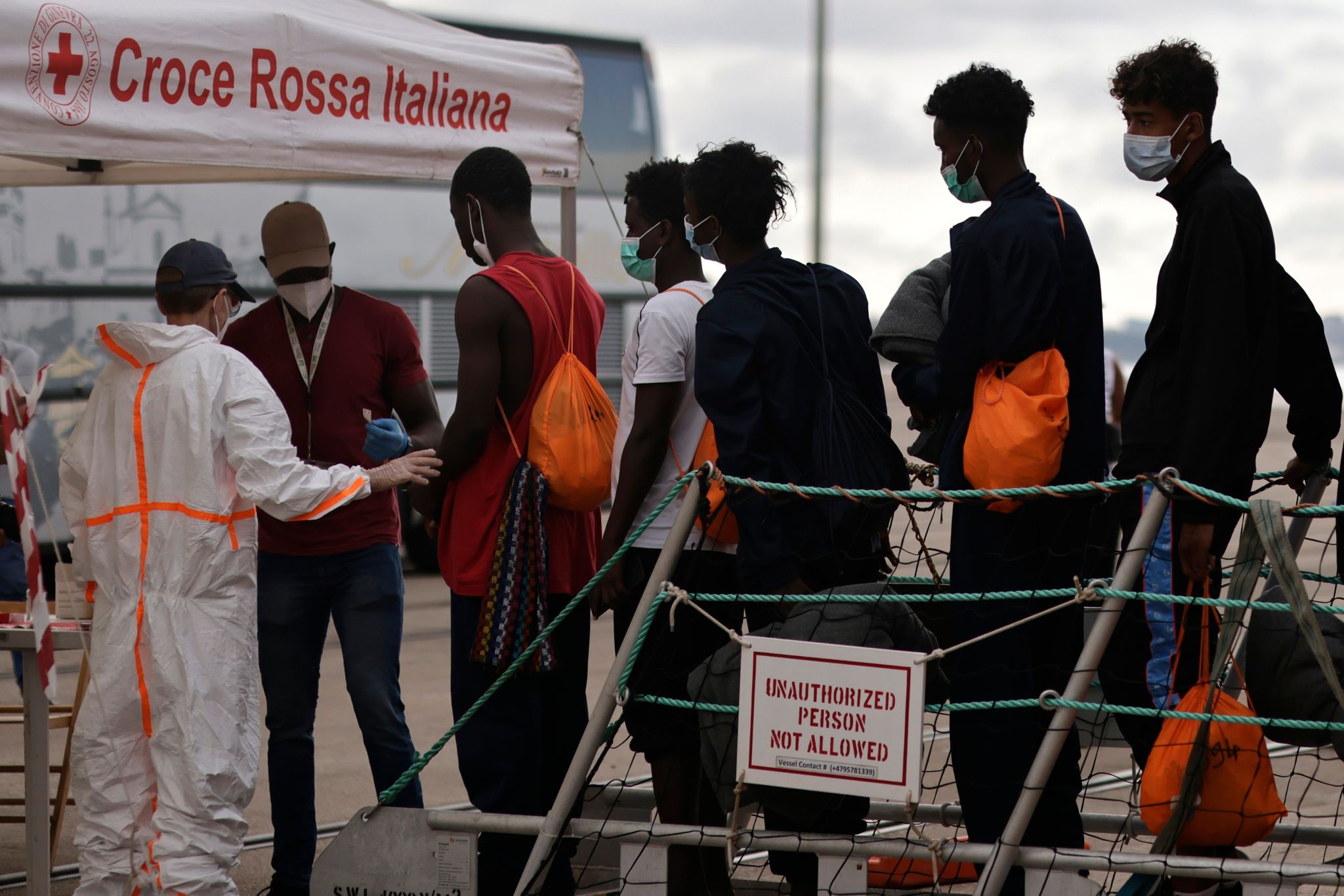 Rettungsschiff mit Hunderten Migranten legt in Italien an