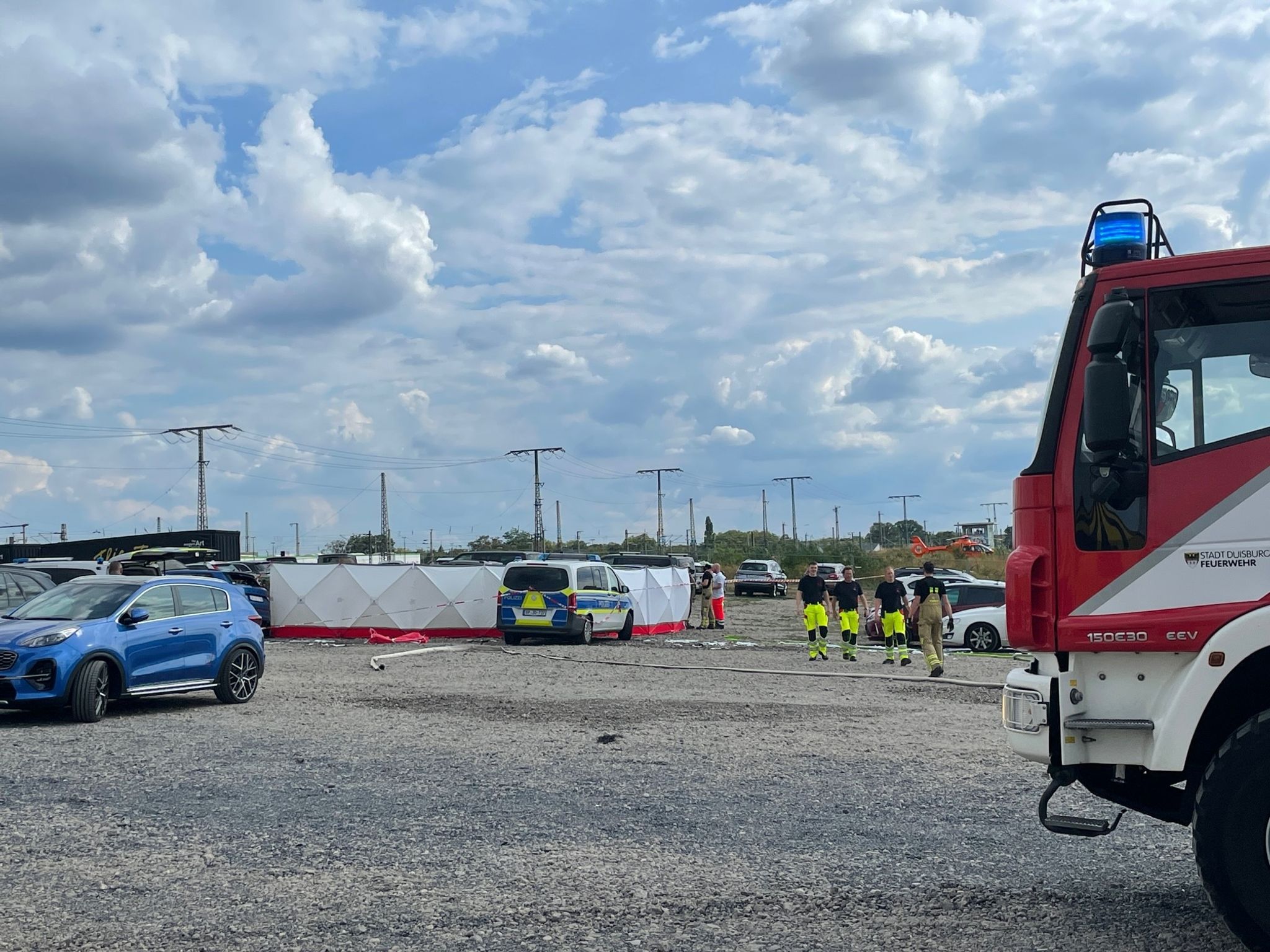 Kleinflugzeug stürzt knapp neben vollem Zirkuszelt ab