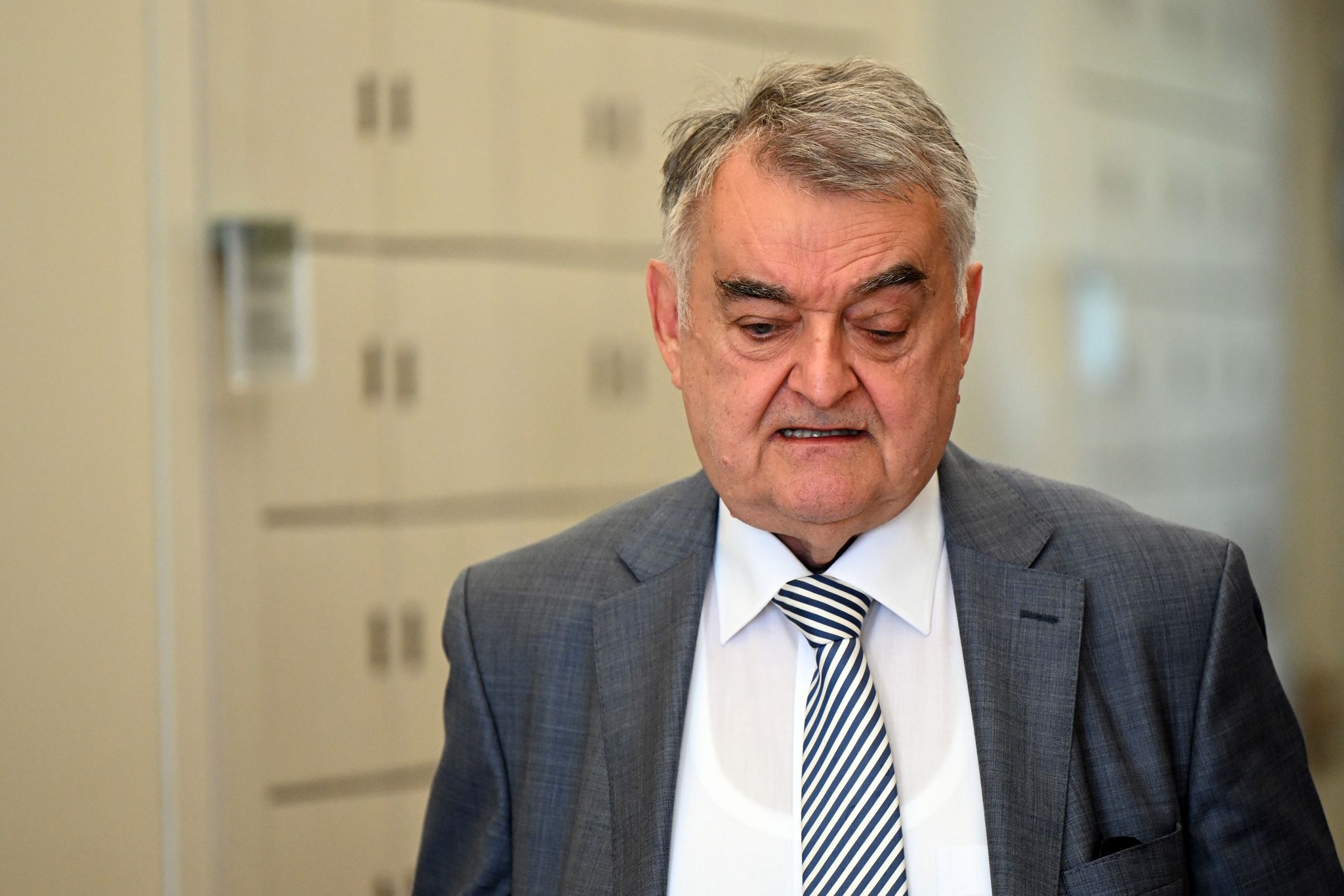 NRW-Innenminister entschuldigt sich bei Polizei