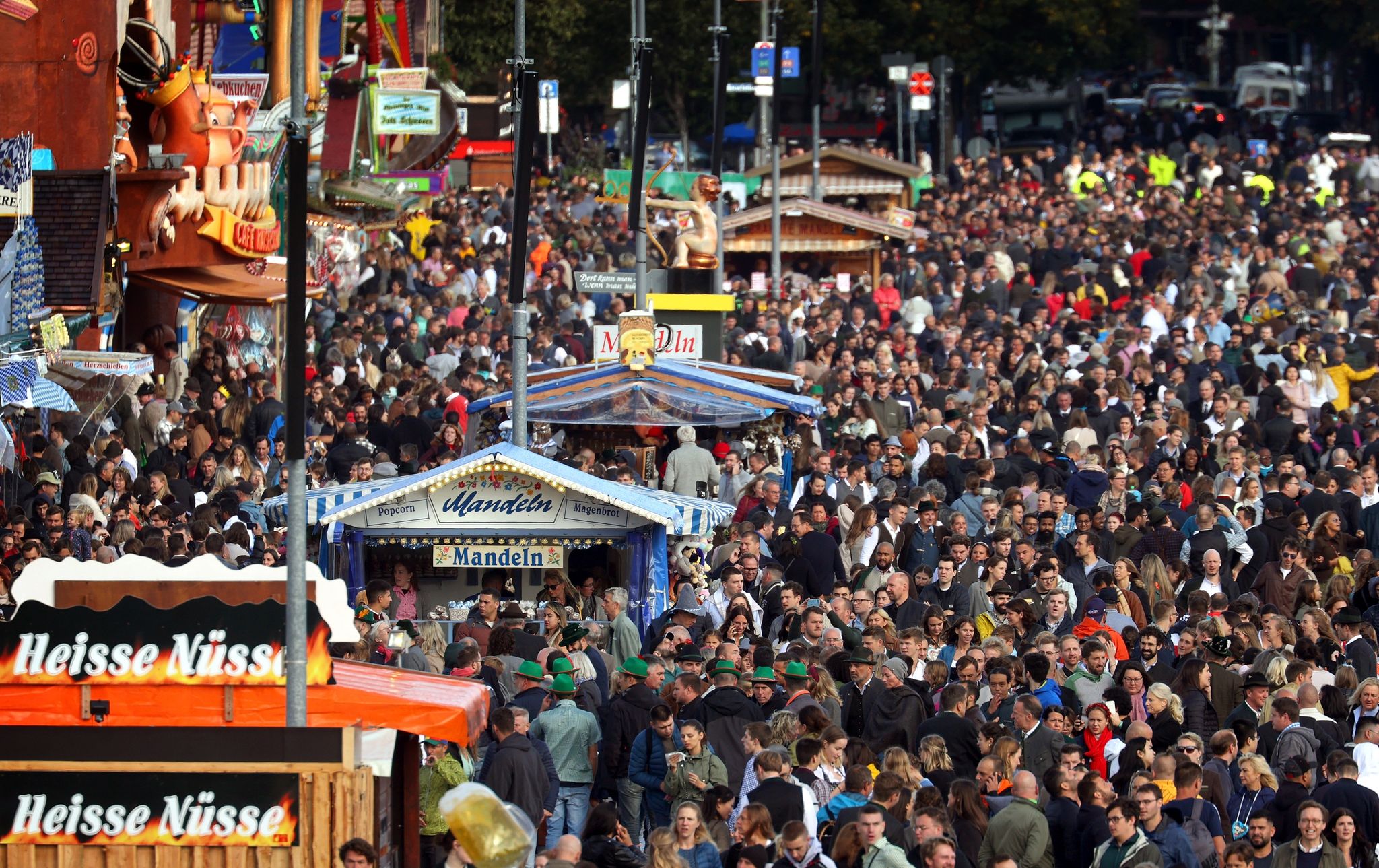 Oktoberfest startet nass – Hoffen auf besseres Wetter