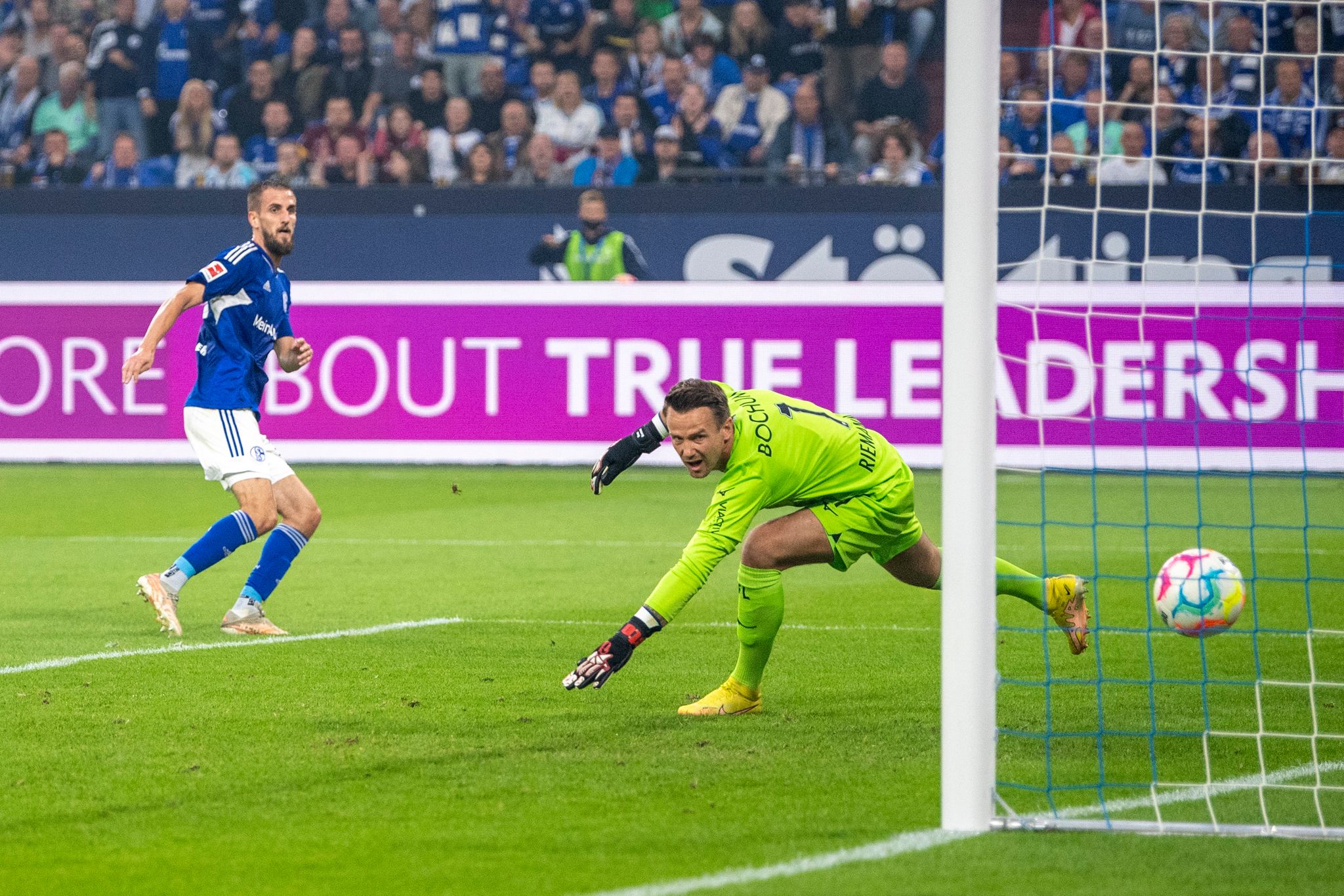 Bochums Coach Reis unter Druck – Erster Sieg für Schalke