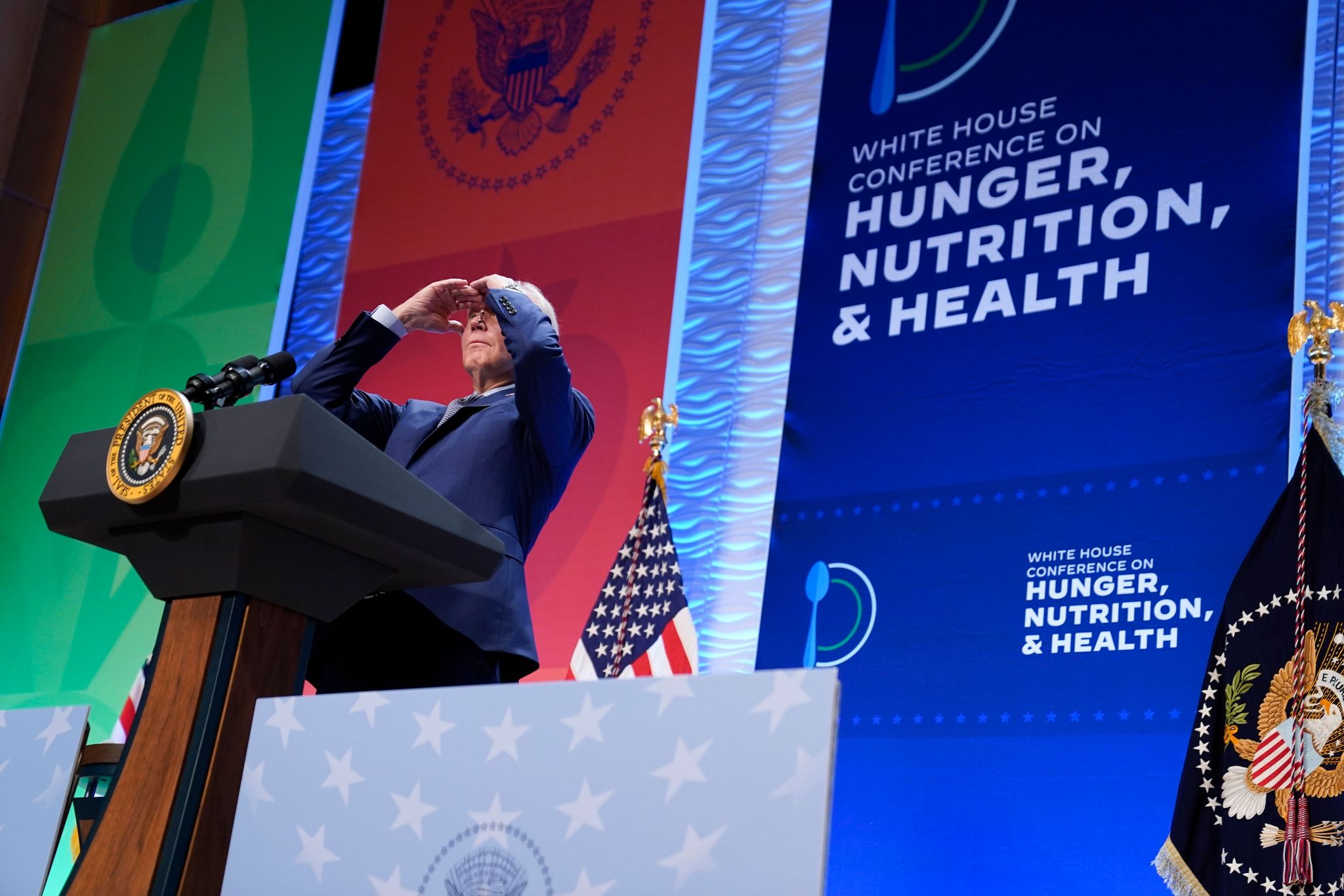 Biden scheint bei Auftritt nach toter Abgeordneter zu suchen