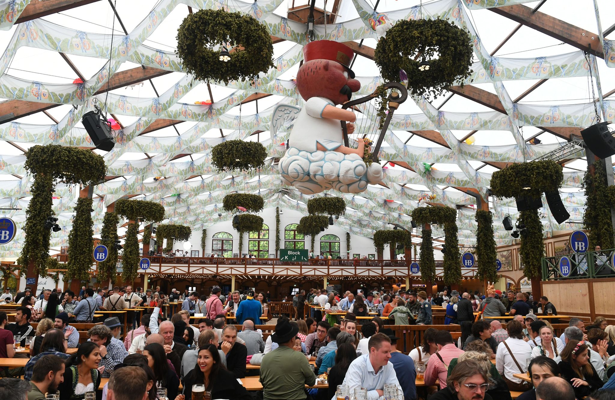 Auf dem Oktoberfest startet der Glühwein-Verkauf