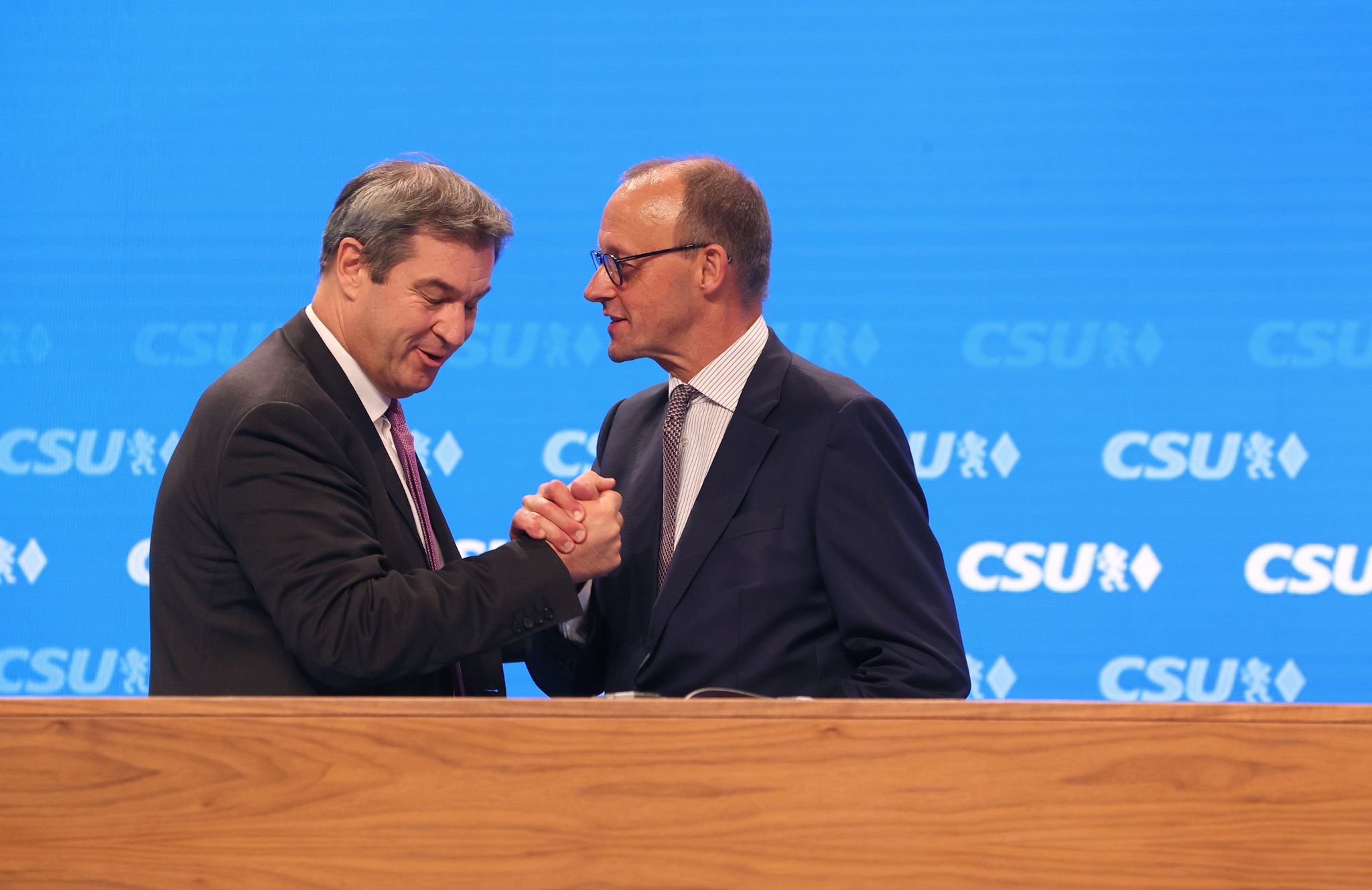 CSU tankt Hoffnung für Söders Schicksalsjahr – Merz umjubelt