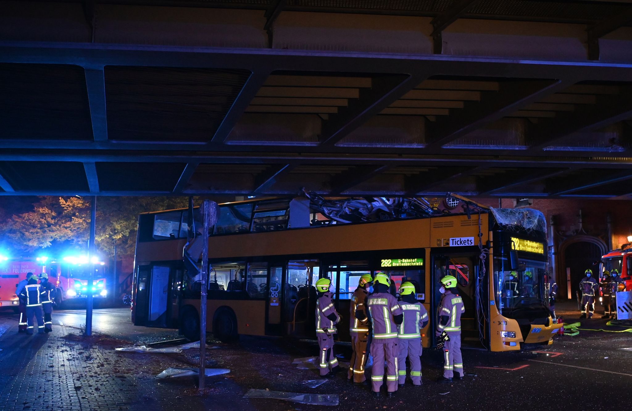 Doppeldeckerbus bleibt unter Brücke stecken – drei Verletzte