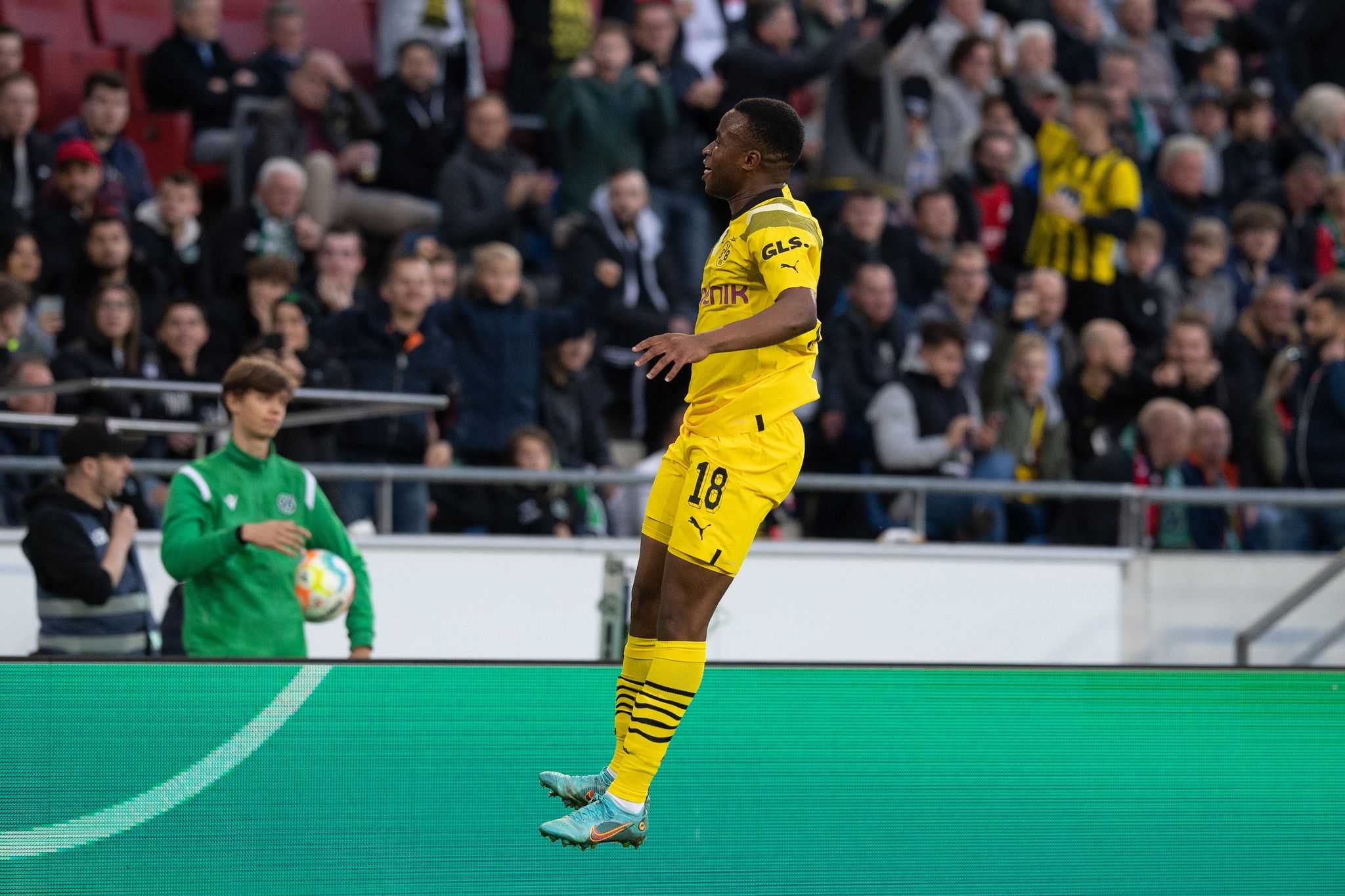 Rätselhafter BVB zieht ins Achtelfinale ein