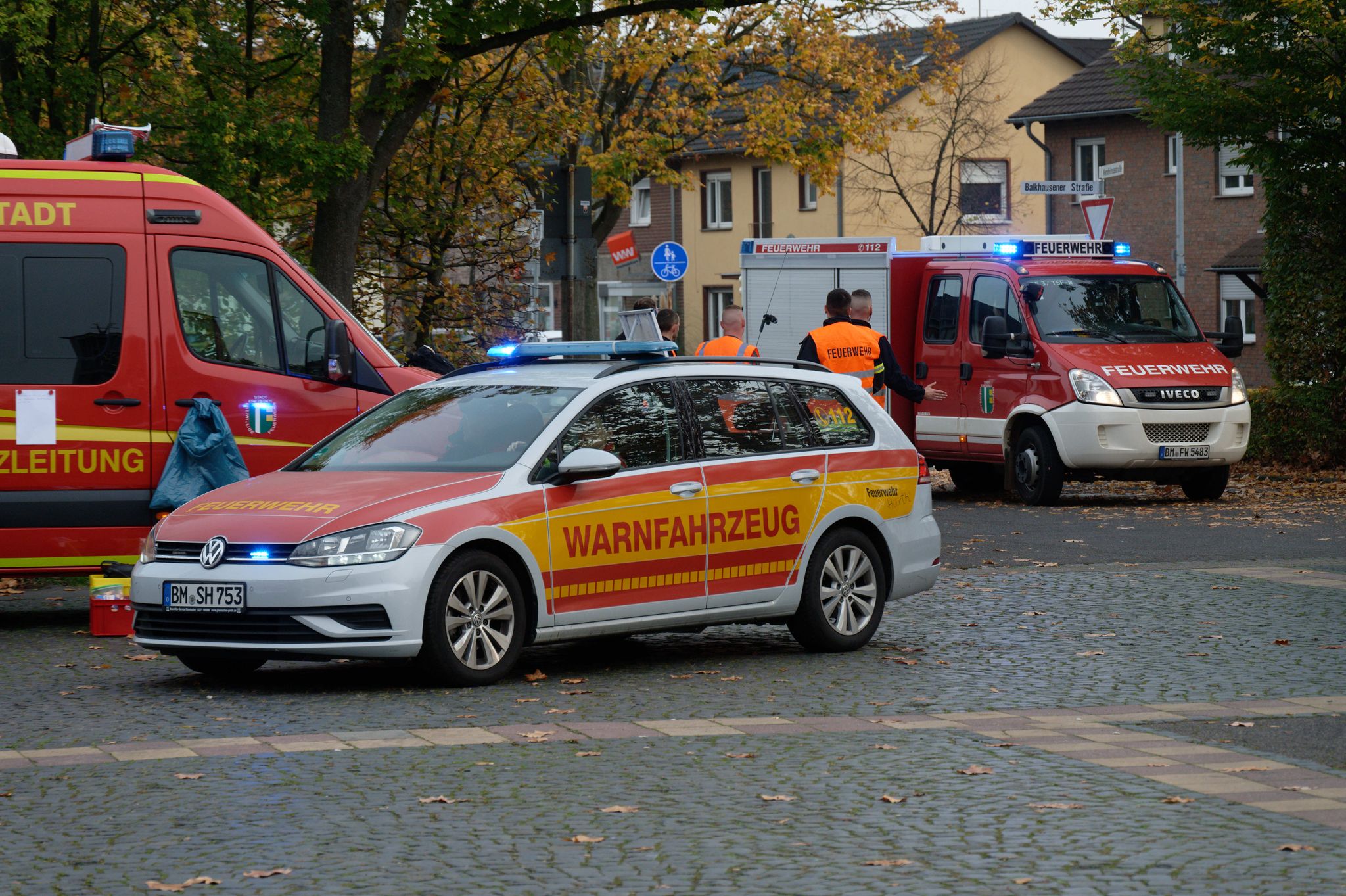 Lastwagen auf Raststätte verliert Salzsäure – A1 gesperrt