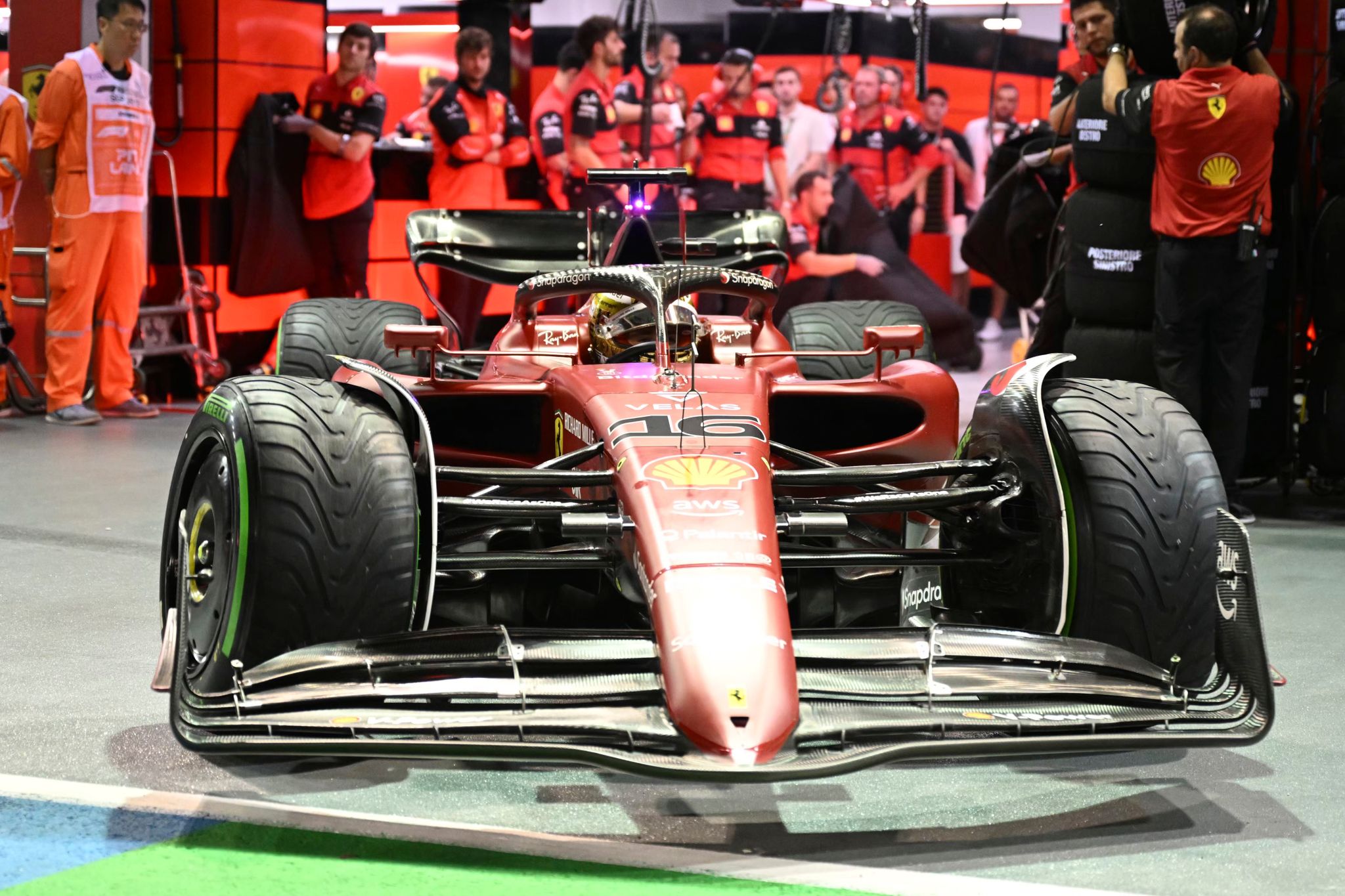 Leclerc rast in Singapur auf Pole – Verstappen patzt