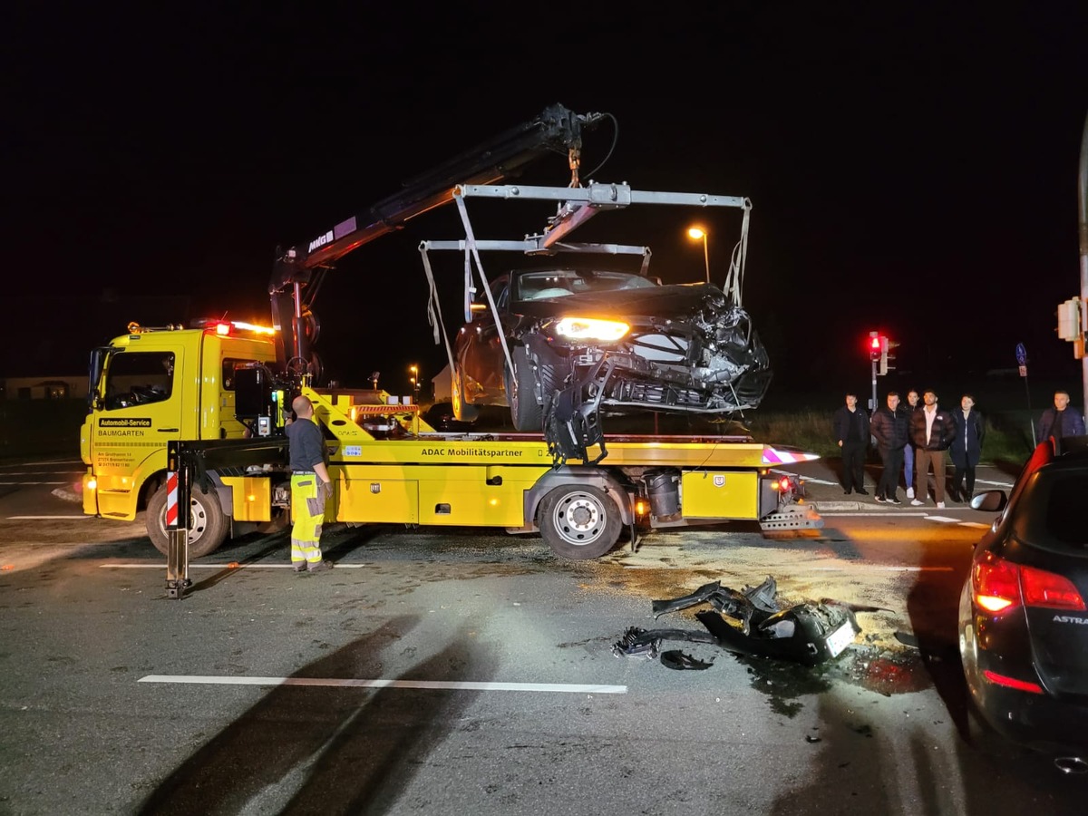 Schwerer Verkehrsunfall: Fahrzeuge kollidieren frontal – Zwei verletzte Personen im Krankenhaus