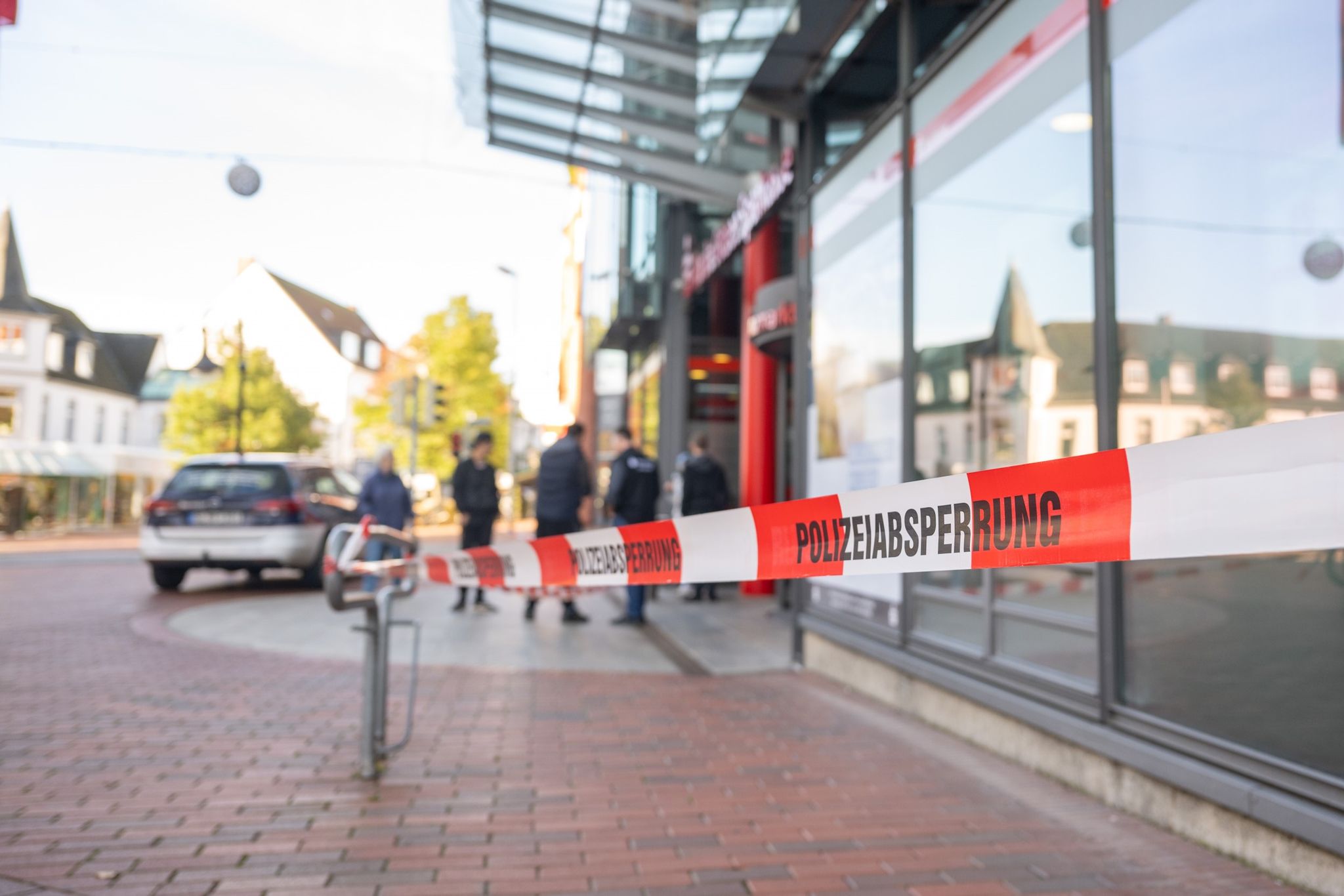 Zwei tote Männer in Sparkassenfiliale gefunden