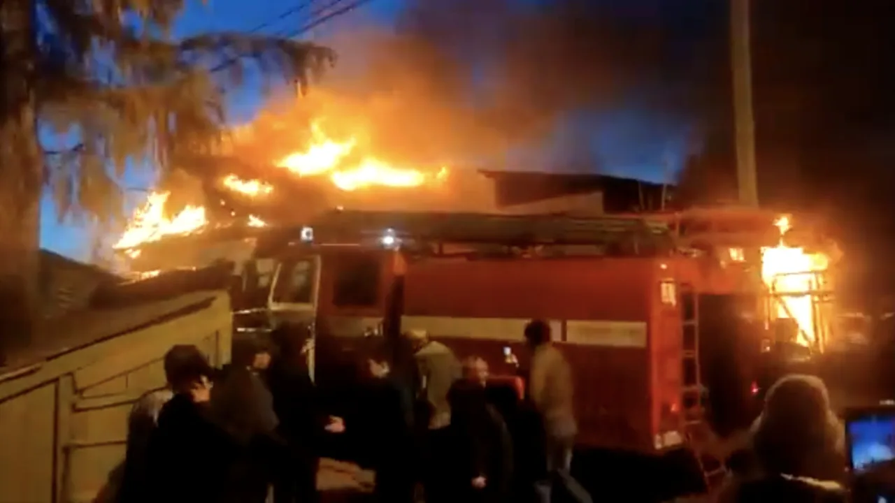 Riesiger Feuerball: Flugzeug stürzt in Wohnhaus mitten in der russischen Metropole Irkutsk