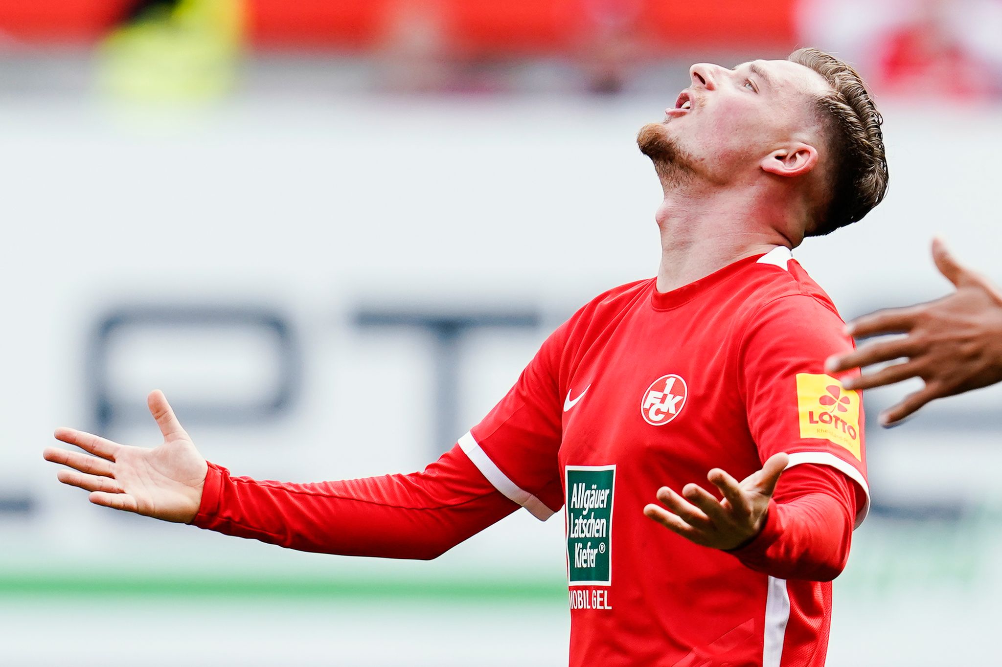 Darmstadt 98 bleibt Spitzenreiter