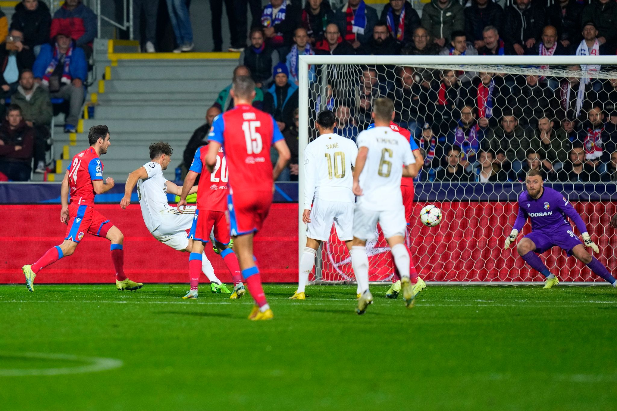 Bayern stellen Torlust in Pilsen zur Pause ein