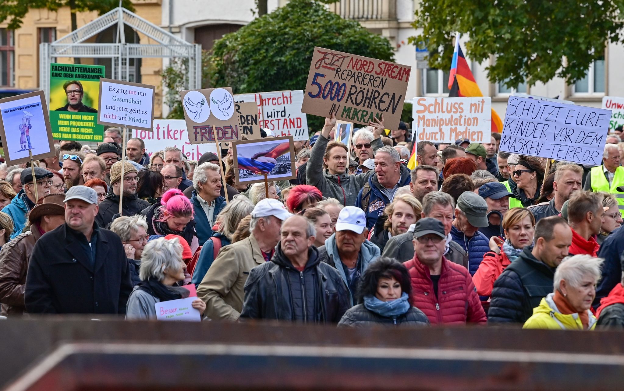 Mehr als 100.000 bei Protesten im Osten auf der Straße
