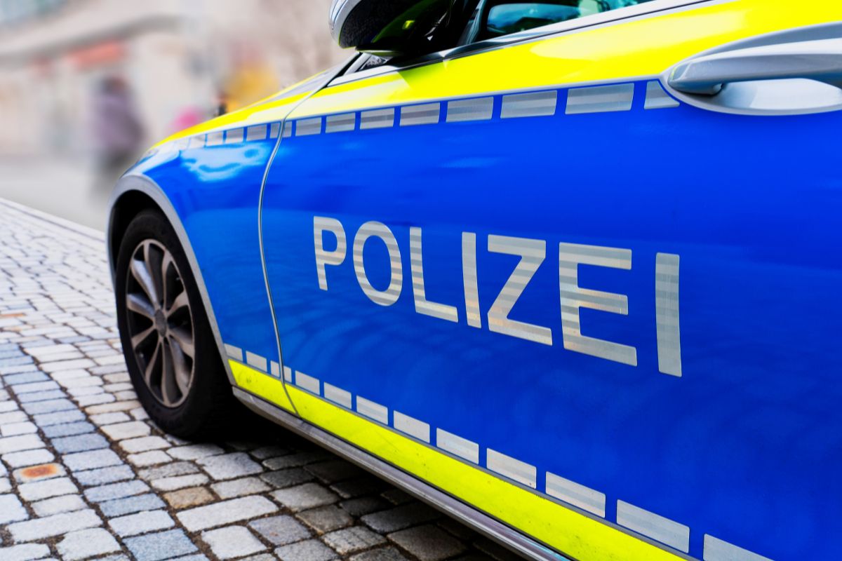 Polizeiauto rast in Menschengruppe – viele Verletzte