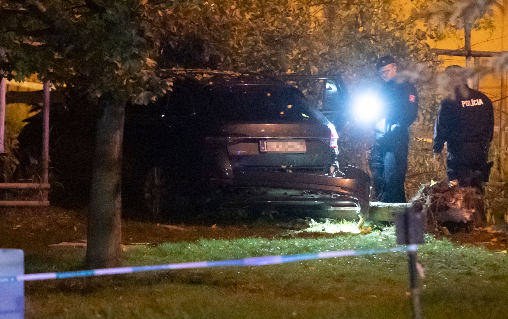 Auto fährt in Bushaltestelle – Vier Tote!