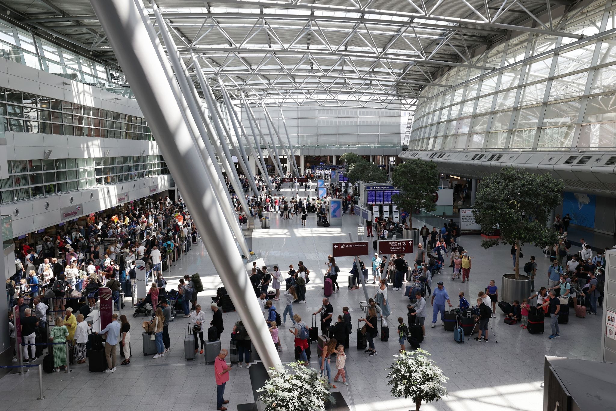 Ferienstart: Längere Wartezeiten am Flughafen Düsseldorf