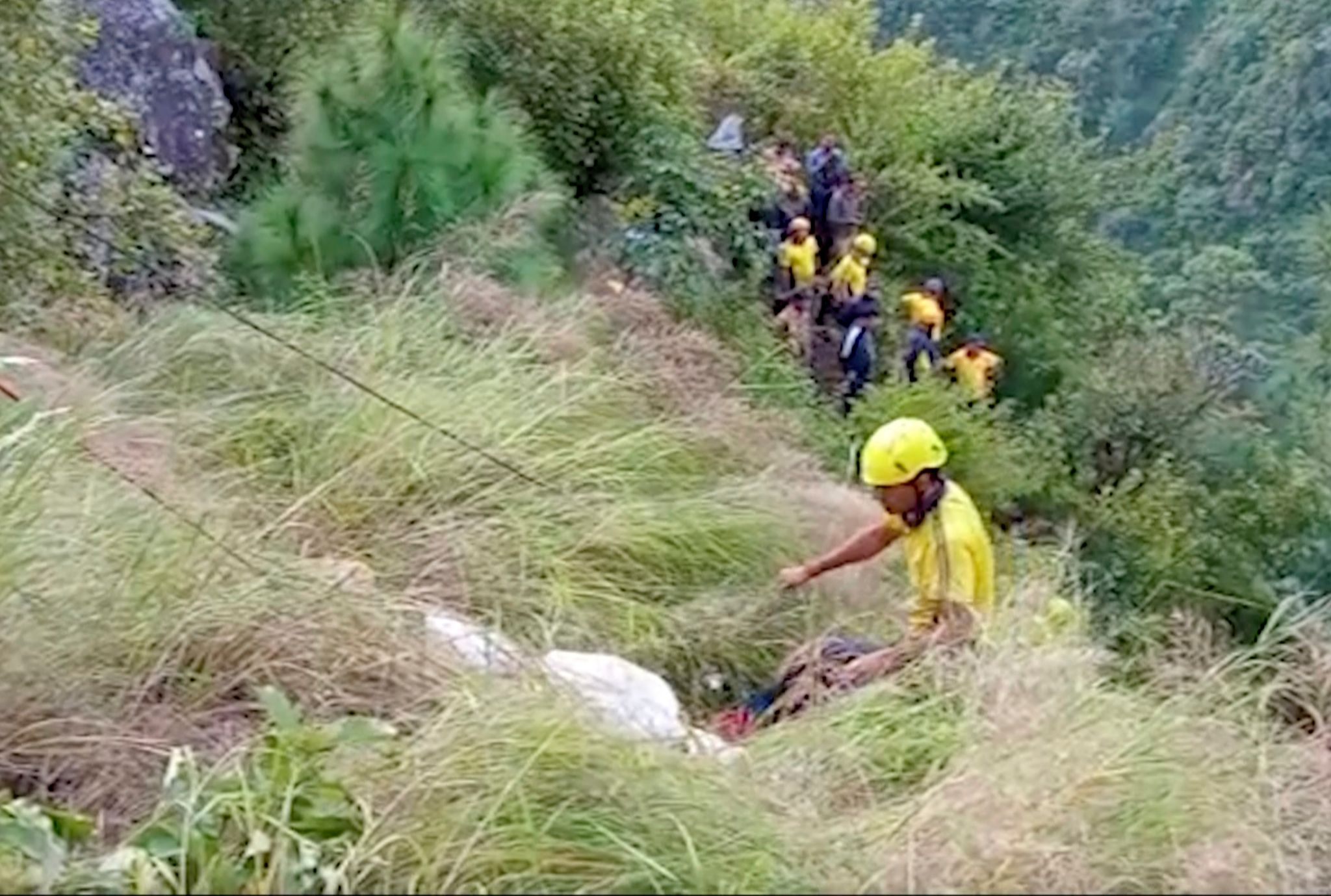 Bus in Schlucht gestürzt – mindestens 25 Tote in Indien