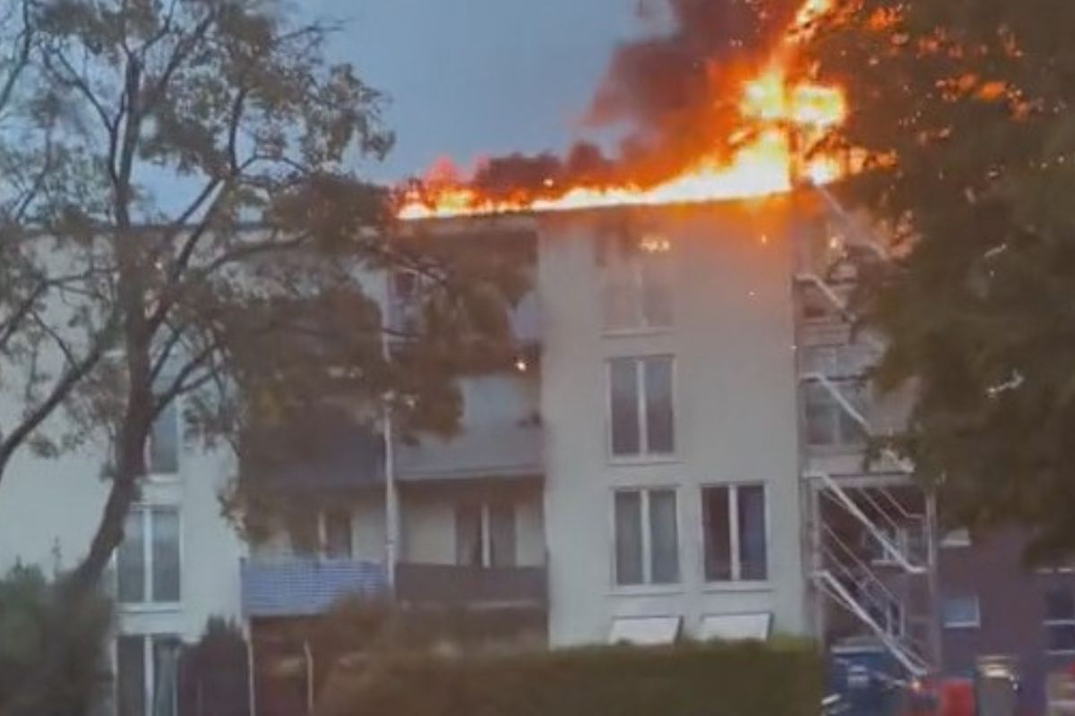 Video: Schwere Explosion in Hamburg – Mehrfamilienhaus in Flammen