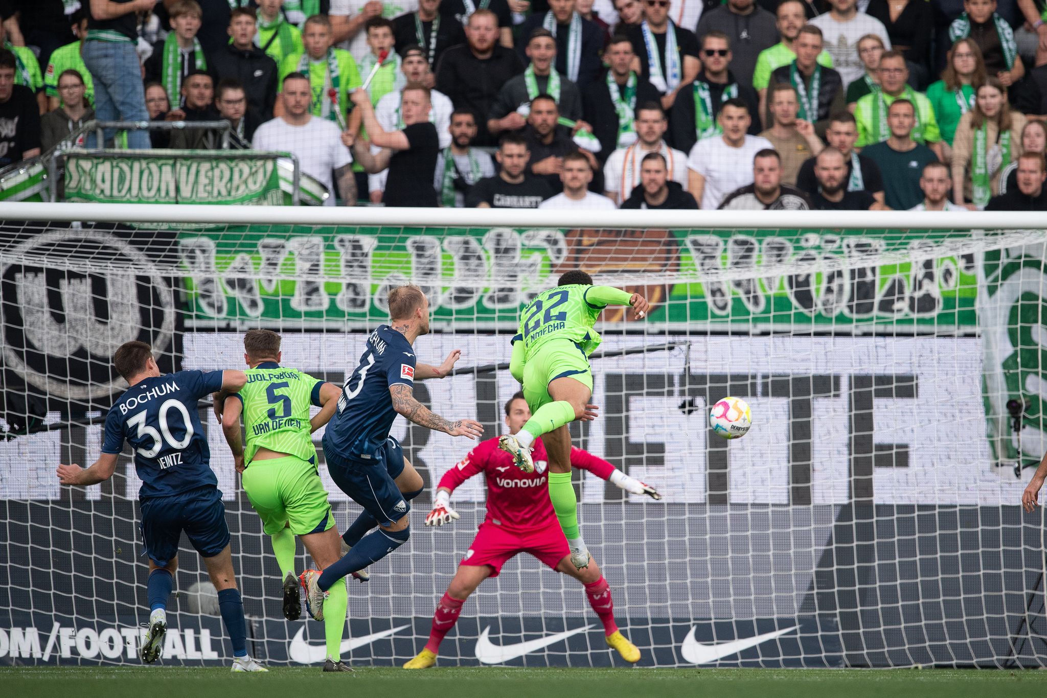 Tor-Debütant Felix Nmecha trifft und jubelt