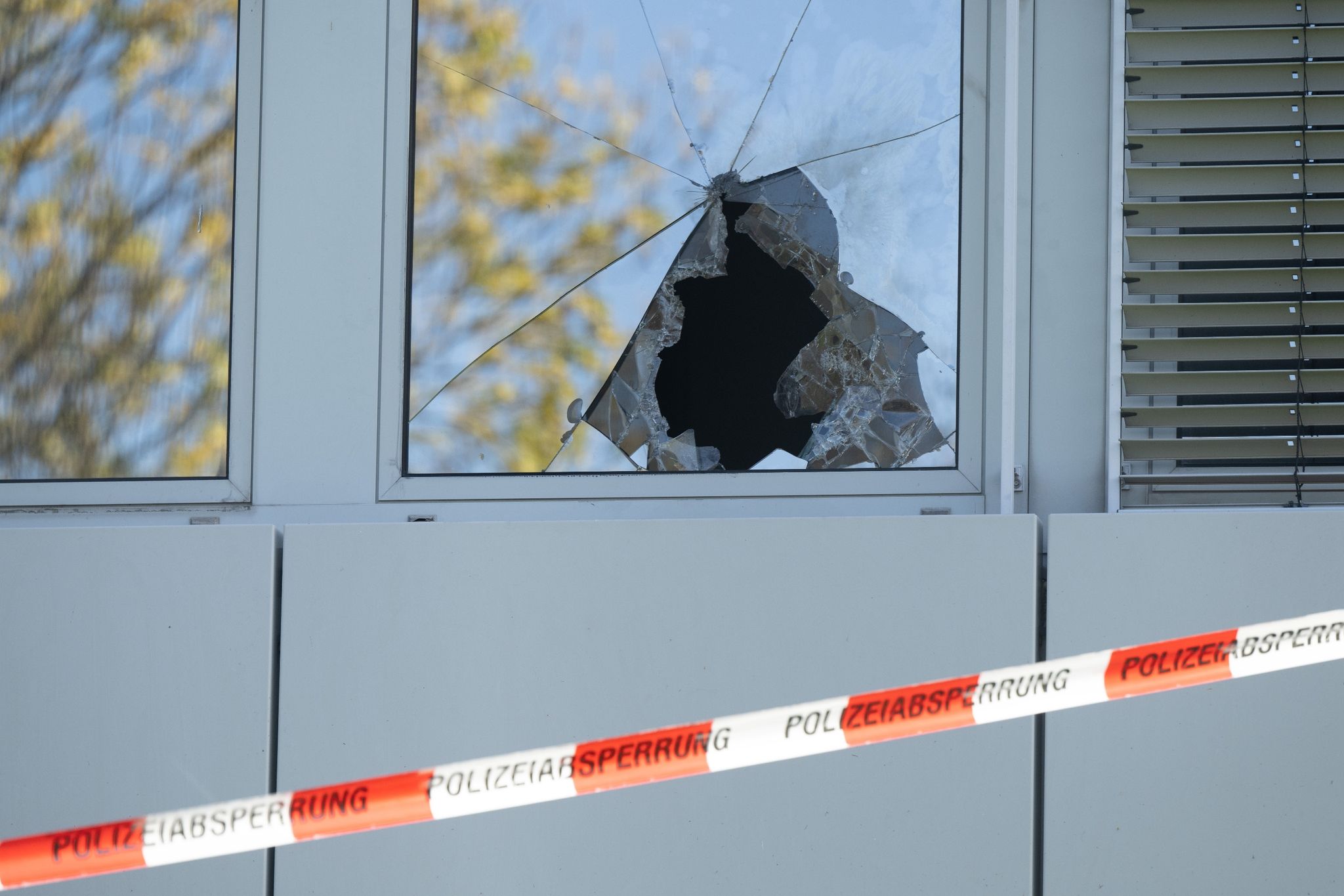 Was sind das für Menschen, die so etwas tun? Immer mehr Angriffe auf Flüchtlingsheime!