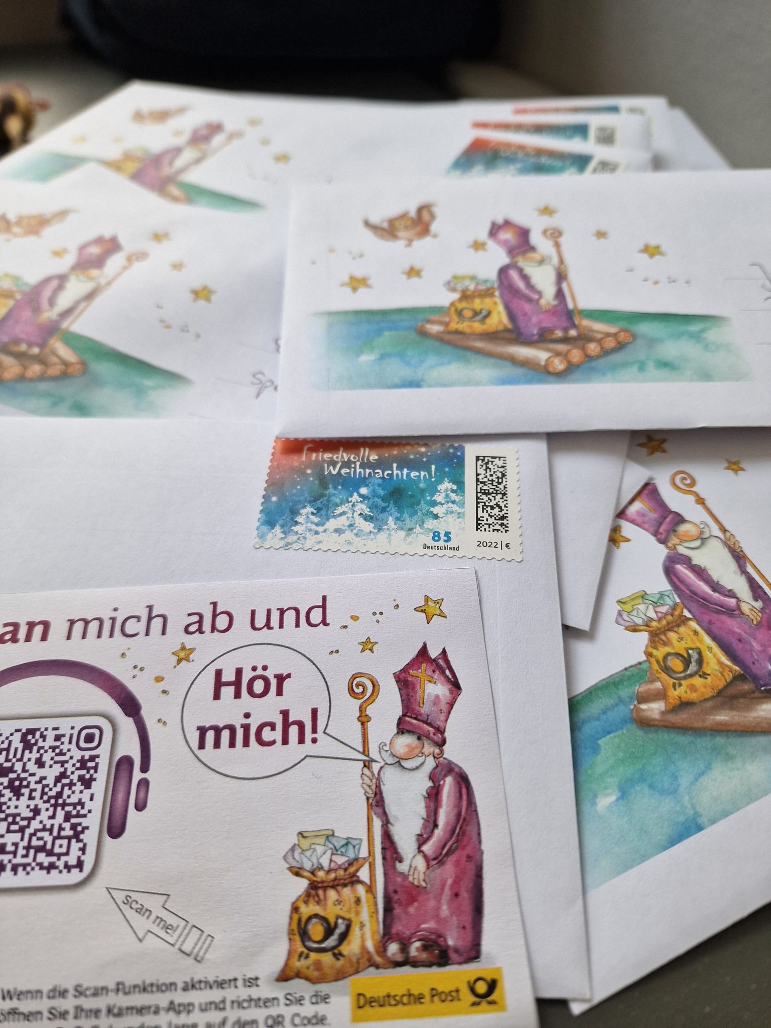 Moderner Nikolaus liest Antwortbriefe per QR-Code vor