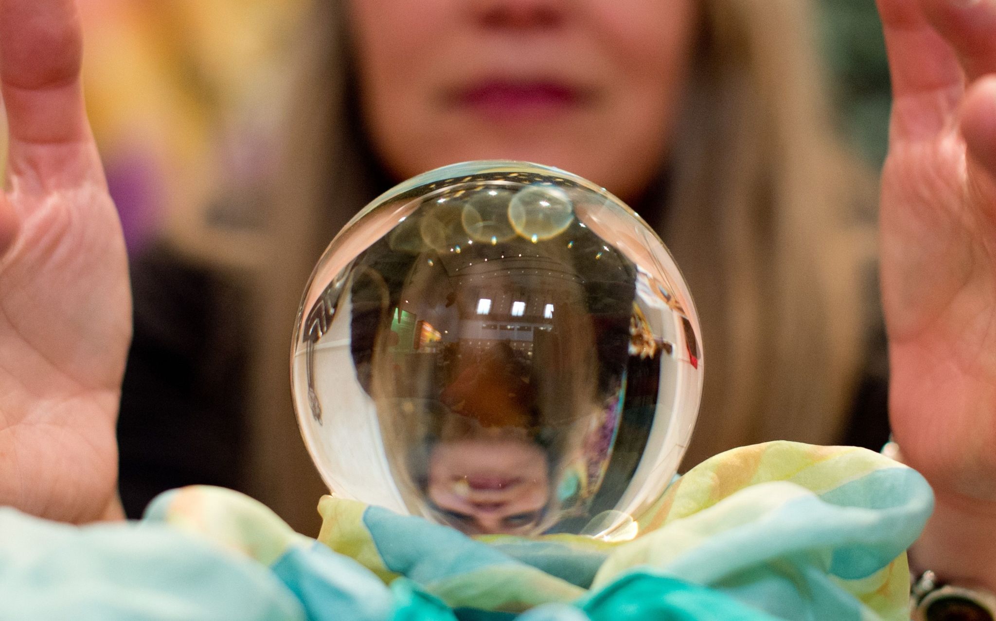 Flucht in die Esoterik: Amulett und Psycho-Coach