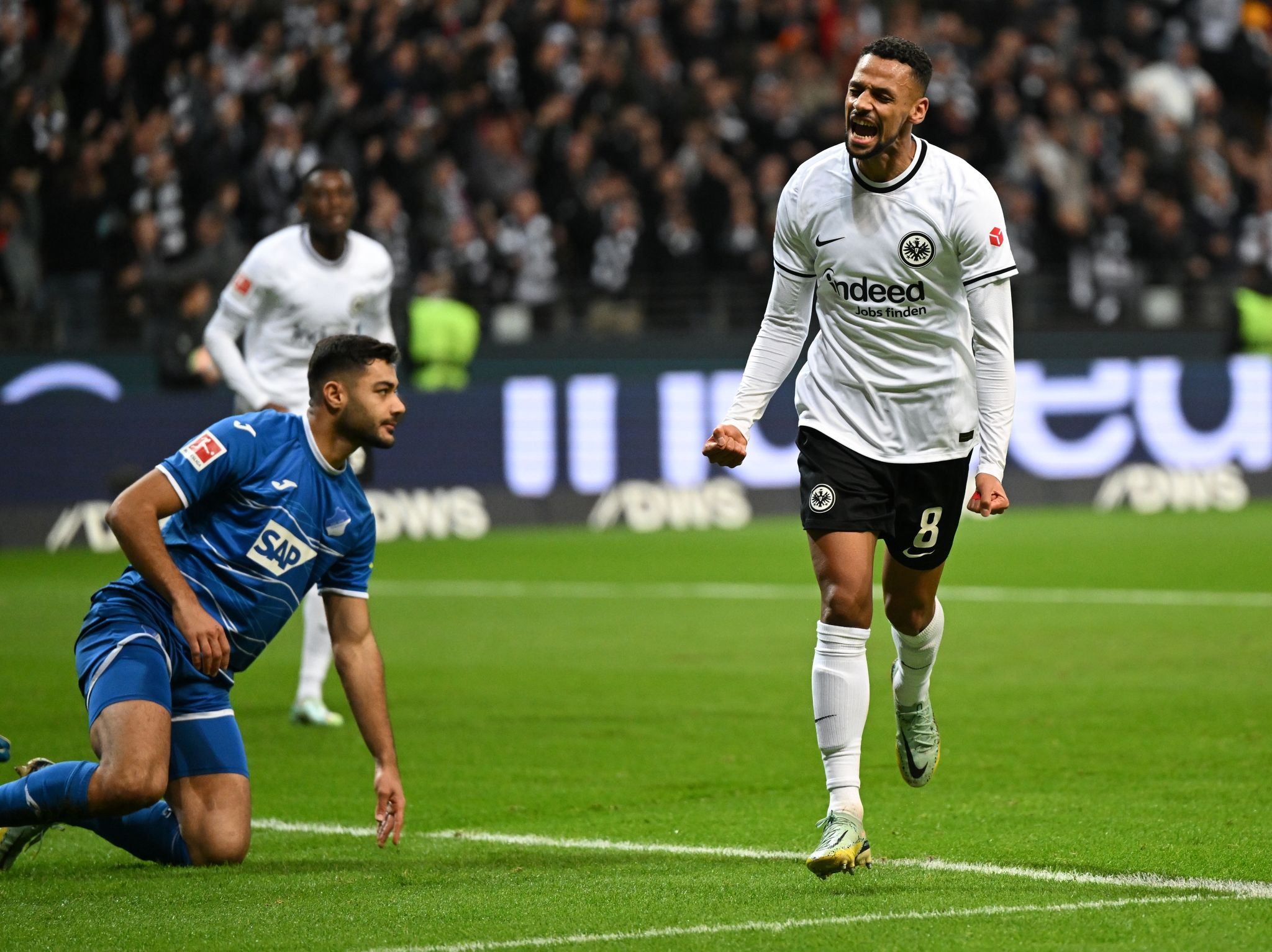 Frankfurt schießt sich mit Zauberfußball nach oben