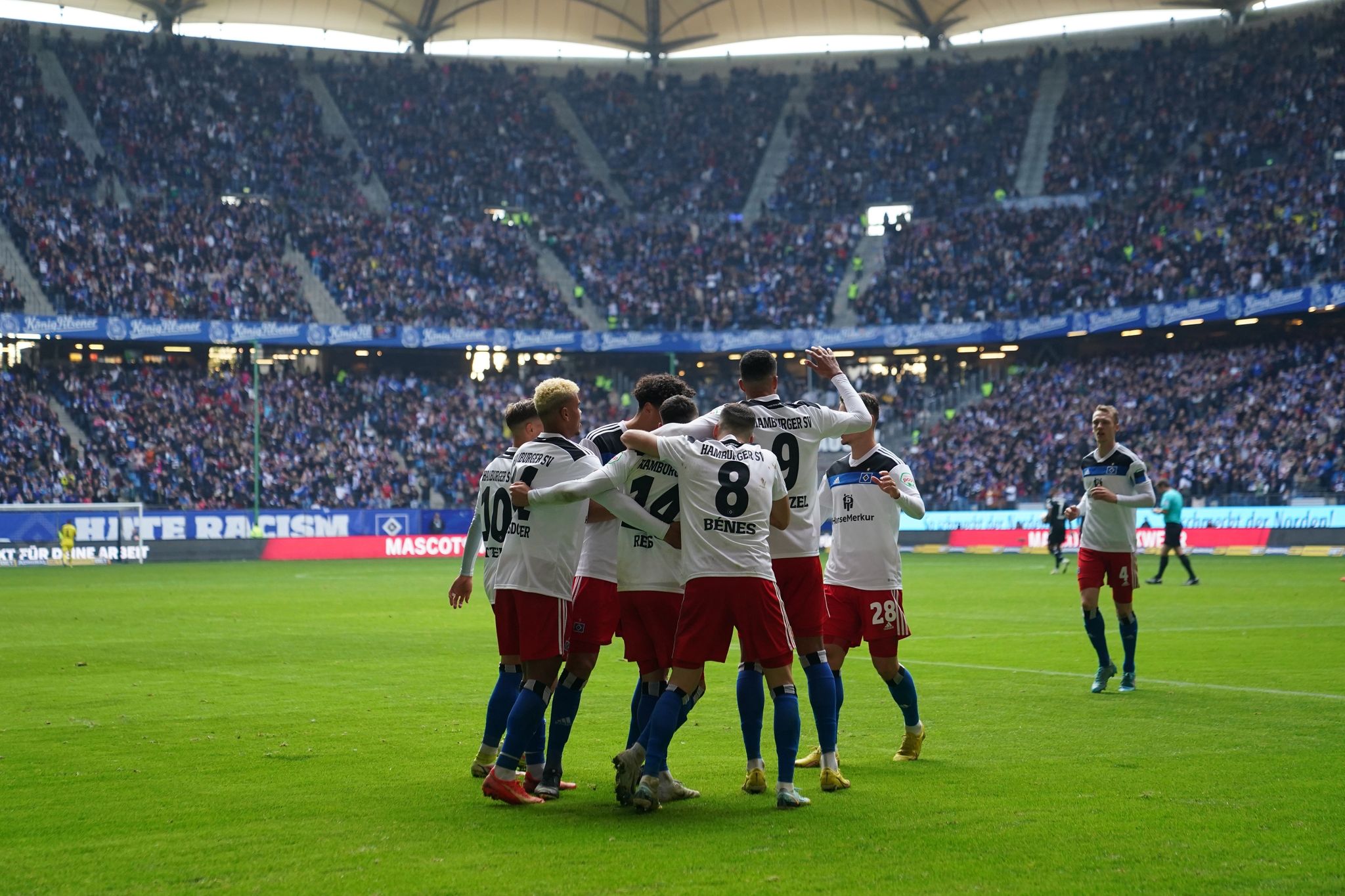Tore ohne Ende in Liga zwei – HSV nach 4:2 auf Platz zwei