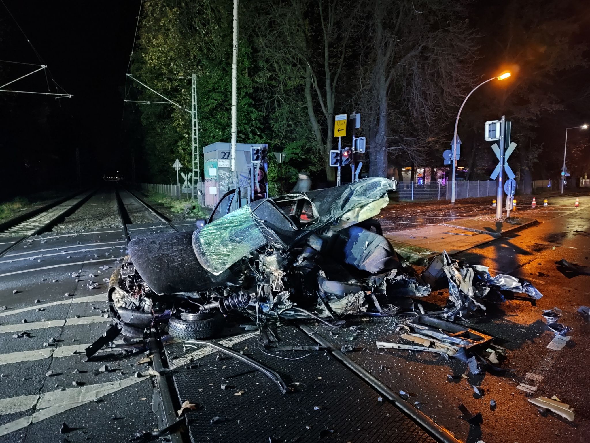 Leeres Auto auf Bahnübergang – ICE kollidiert mit Fahrzeug