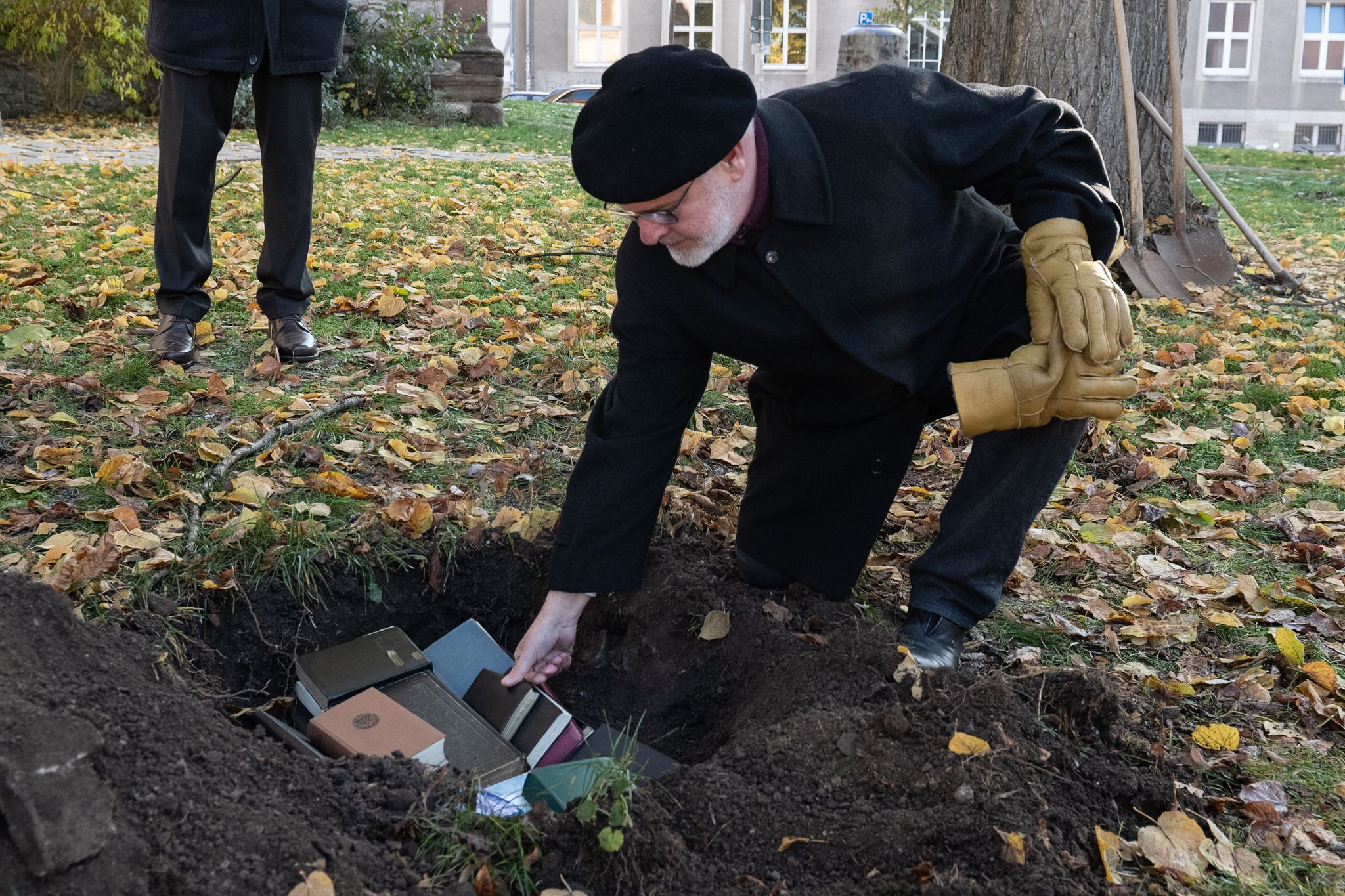 Ehemaliger Pastor begräbt in Göttingen alte Bibeln