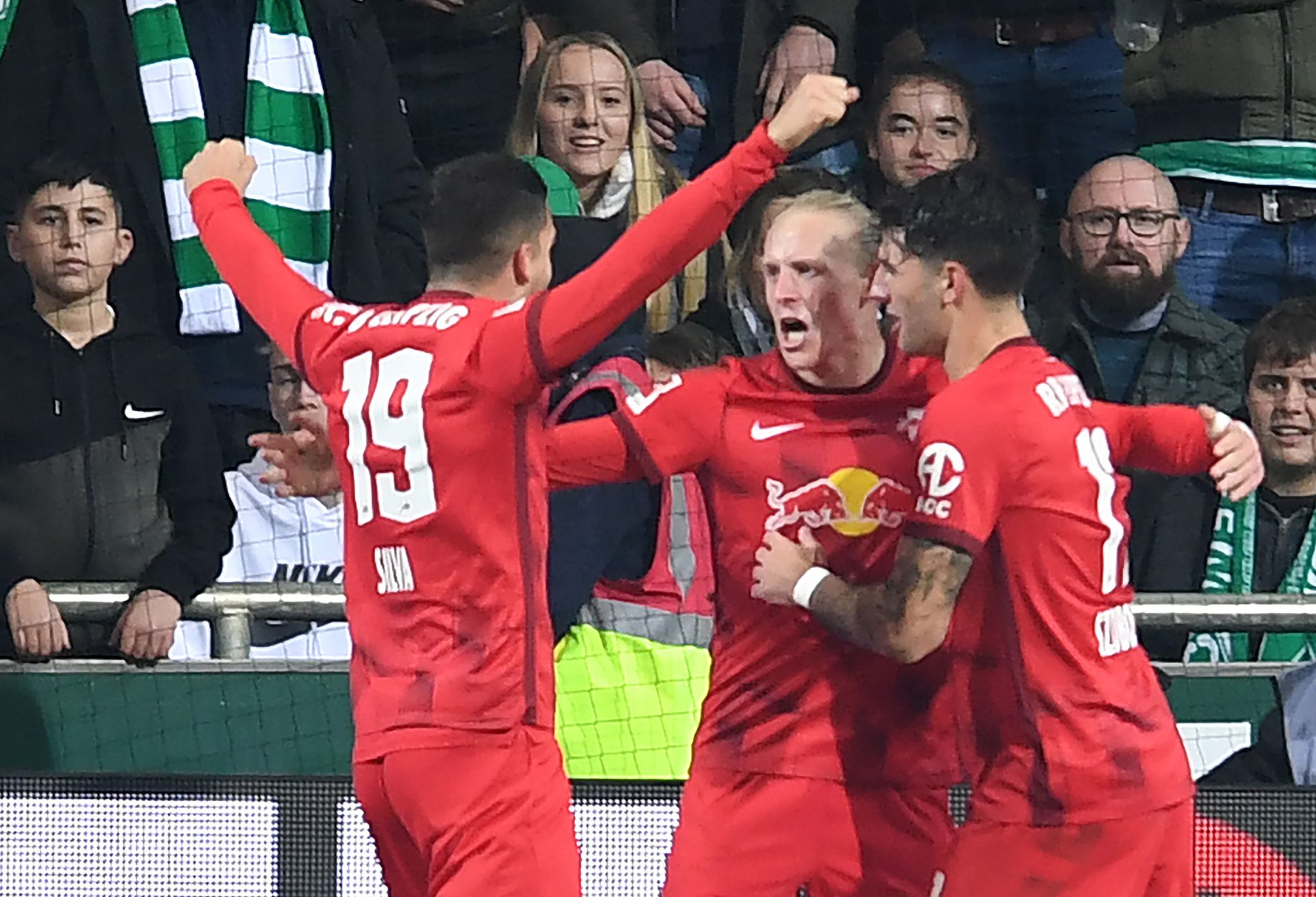 Bayern siegen auf Schalke – Leipzig klettert auf Platz zwei