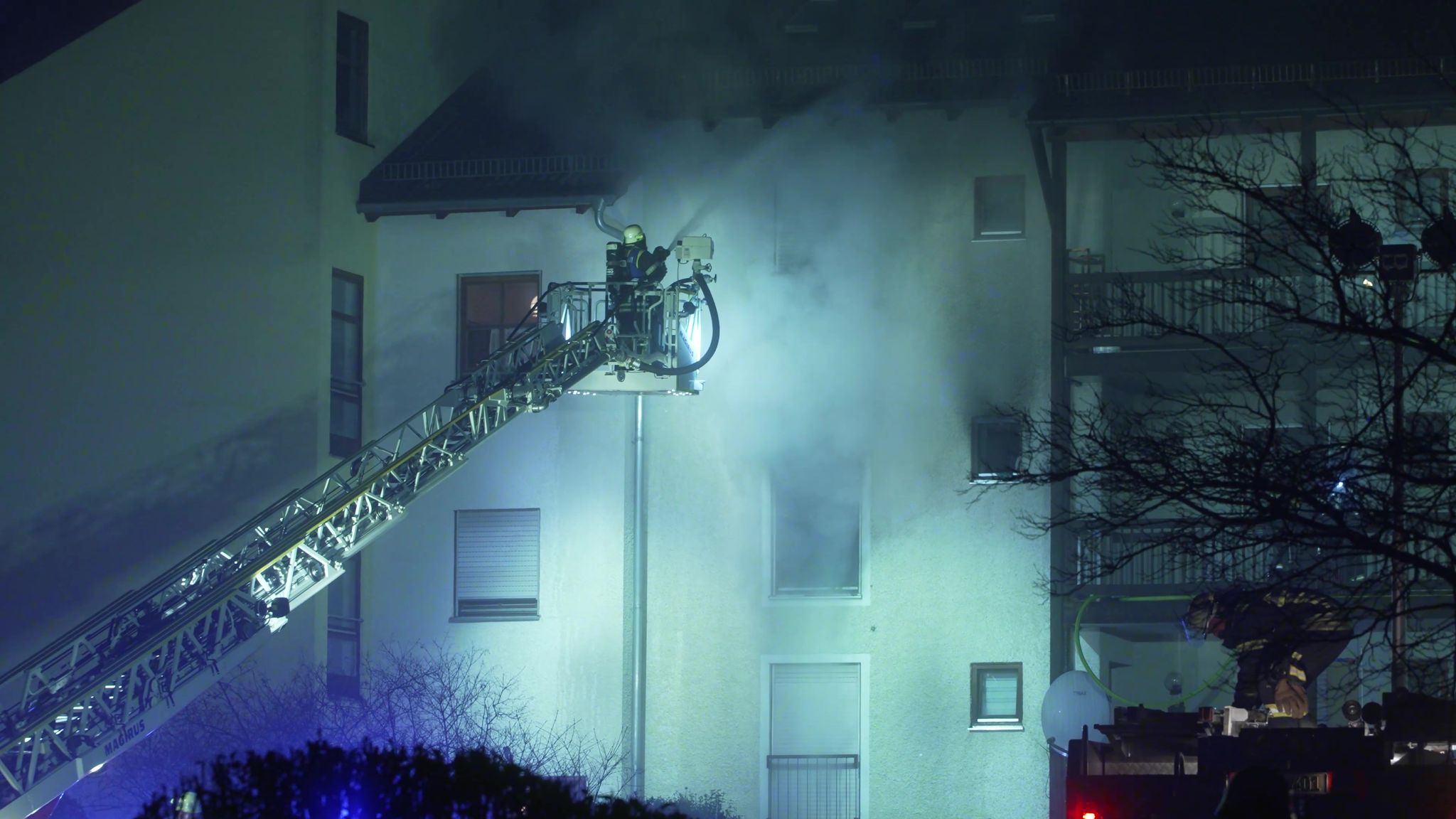 Zwei Tote bei Brand in Mehrfamilienhaus in Bayern