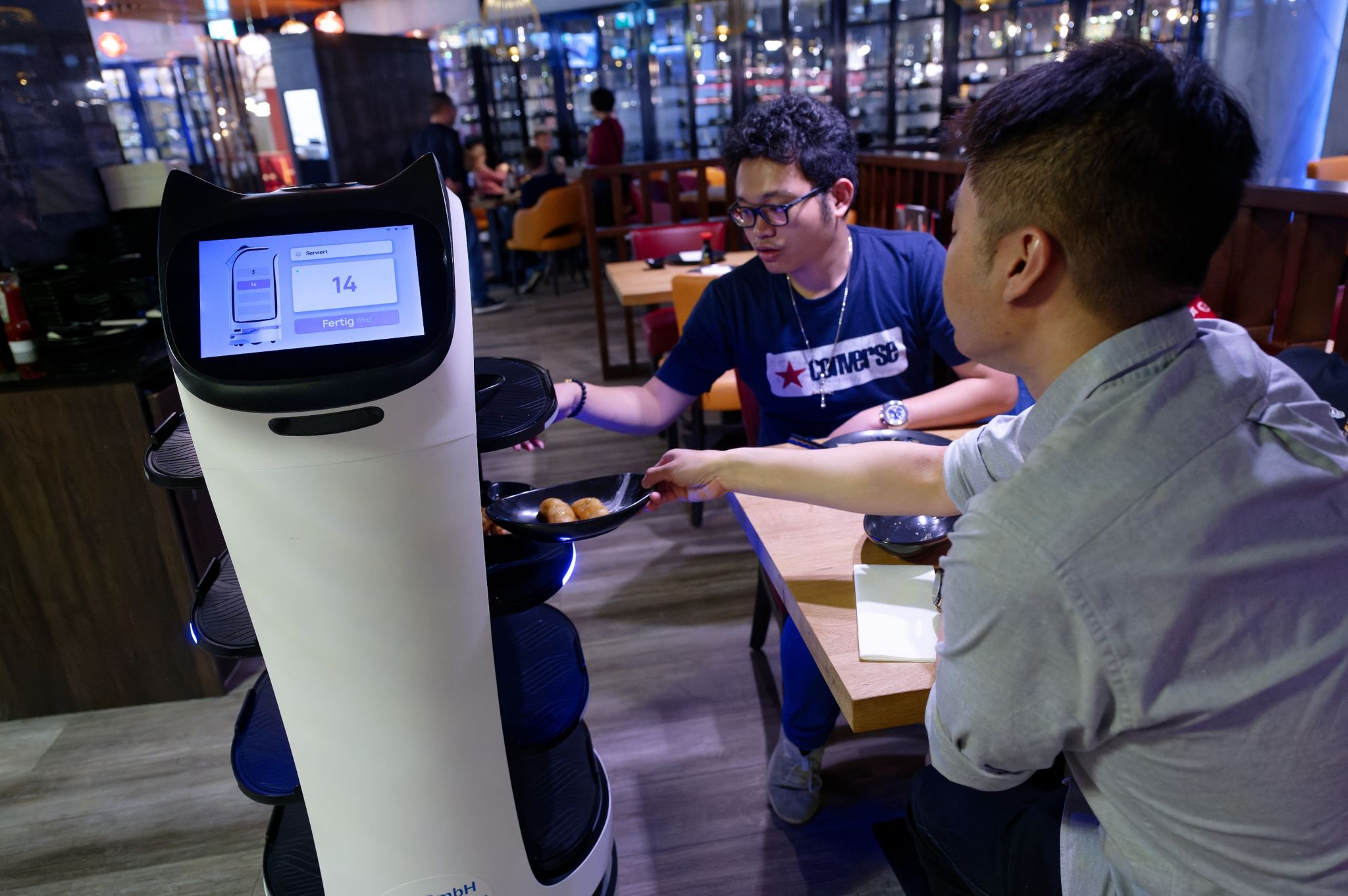 Wenn der Service-Roboter das Sushi bringt